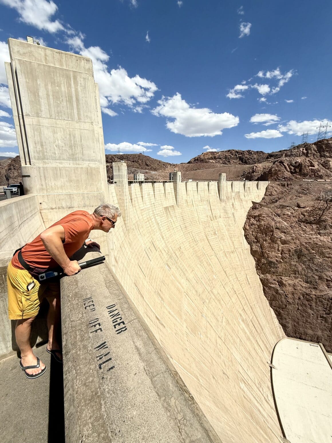 221 metrów wysokości i rzeka Kolorado ściśnięta w wąskim kanionie.
To ten moment, kiedy ciało mówi: stój,
a głowa dodaje: patrz jeszcze chwilę.