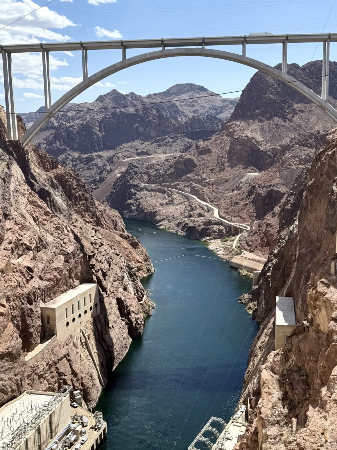 Budowa w latach 30. XX wieku.
Bez komputerów, bez dronów, bez symulacji 3D.
Za to z linami, rusztowaniami i odwagą graniczącą z szaleństwem.