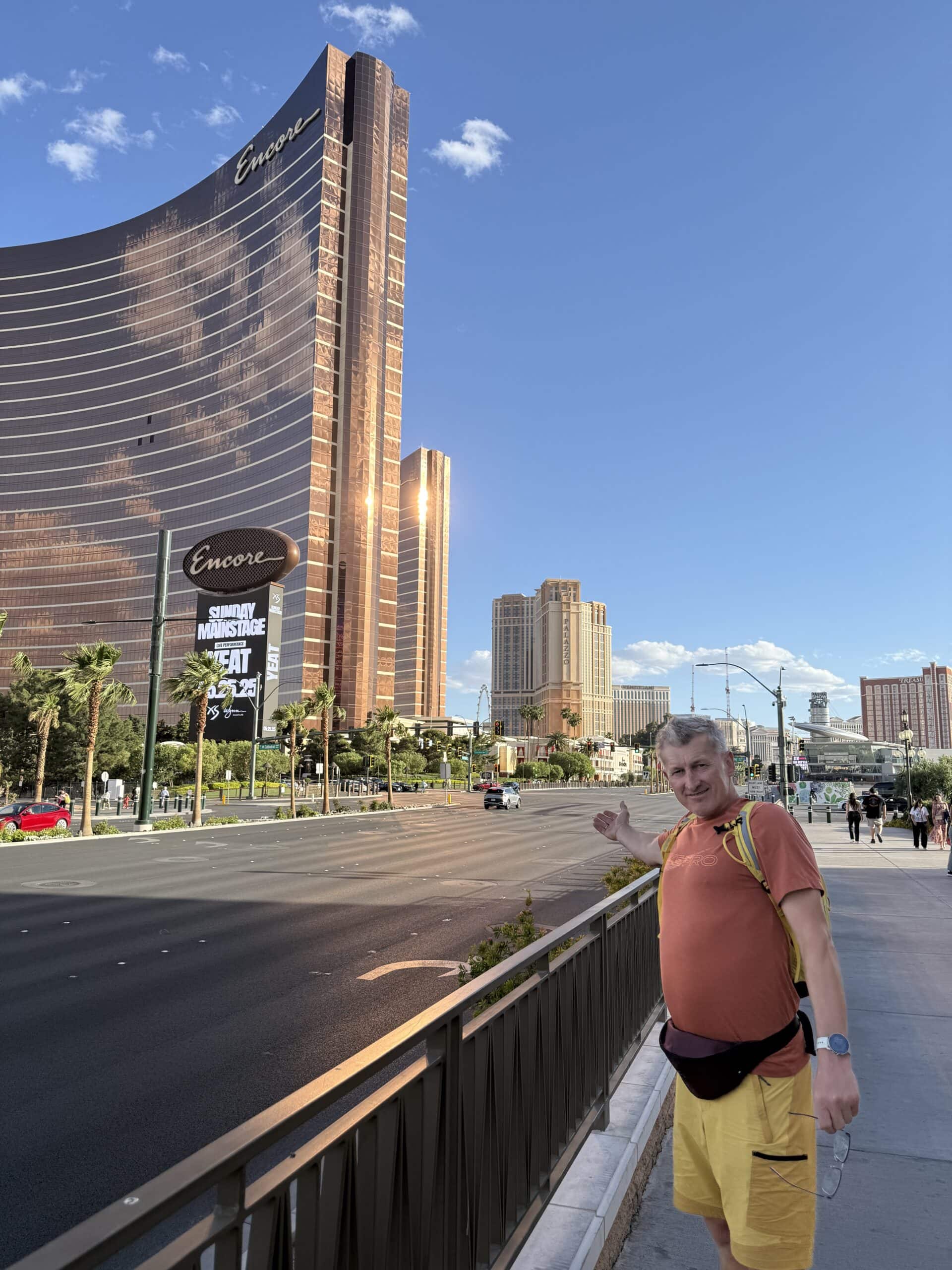 Tu nawet odbicia mają odbicia 🌇✨ Przy Wynn Vegas wygląda najbardziej „glamour”. Szklane fasady malują własne zachody słońca, palmy robią teatralne tło, a wszystko odbija się od wszystkiego. Jakby miasto ćwiczyło na konkurs „najładniejsze światło Ziemi”.