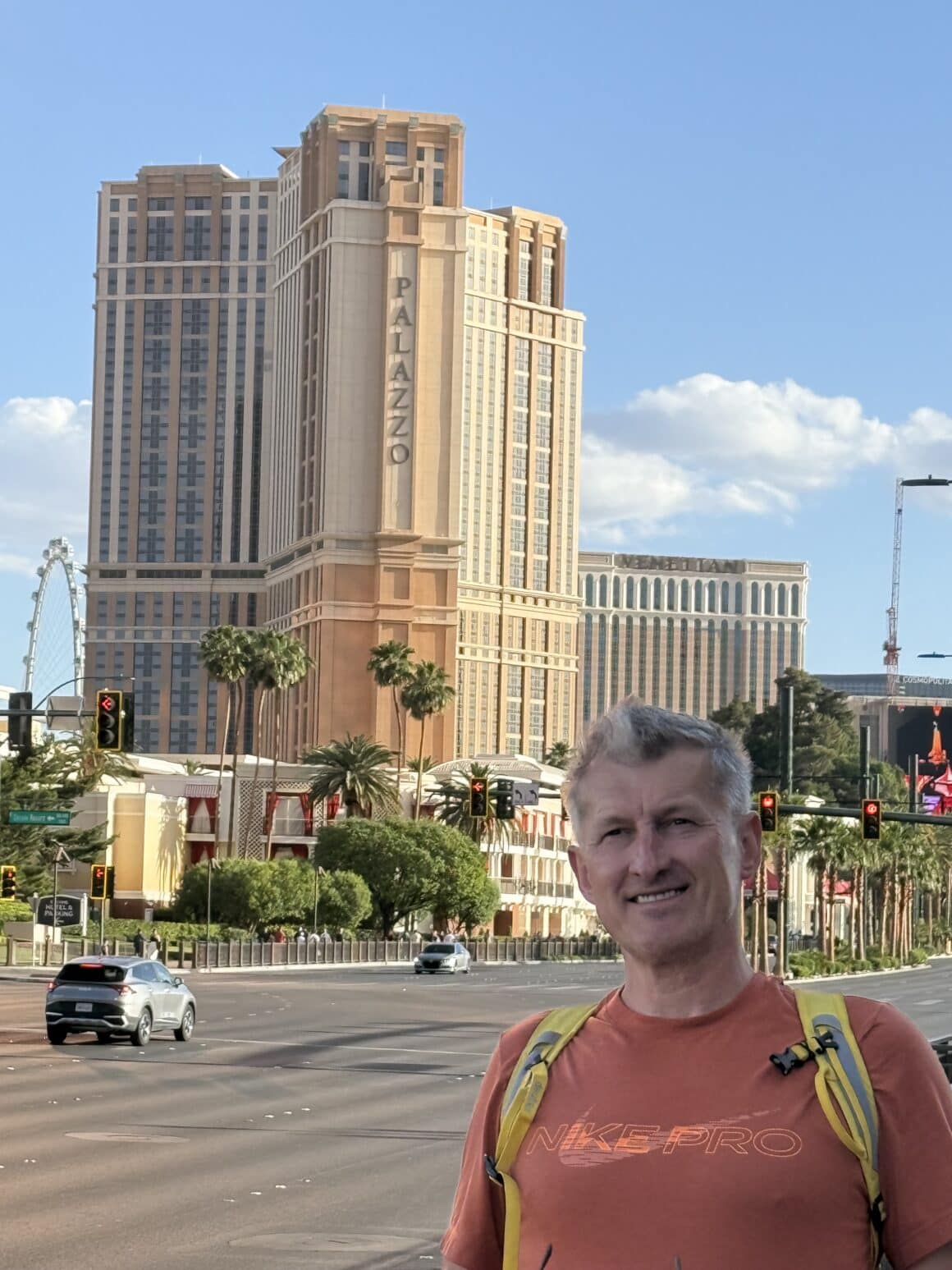 Poranek w Vegas: człowiek vs. światło dzienne 😎☀️ Kiedy słońce wychodzi, Vegas wygląda zupełnie inaczej — jakby po nocnym szale wzięło szybki prysznic i udawało niewinne. Ale monumentalne hotele nie pozwalają zapomnieć, gdzie jesteś. Niby zwykły spacer… a czujesz się jak statysta w hollywoodzkiej scenie.