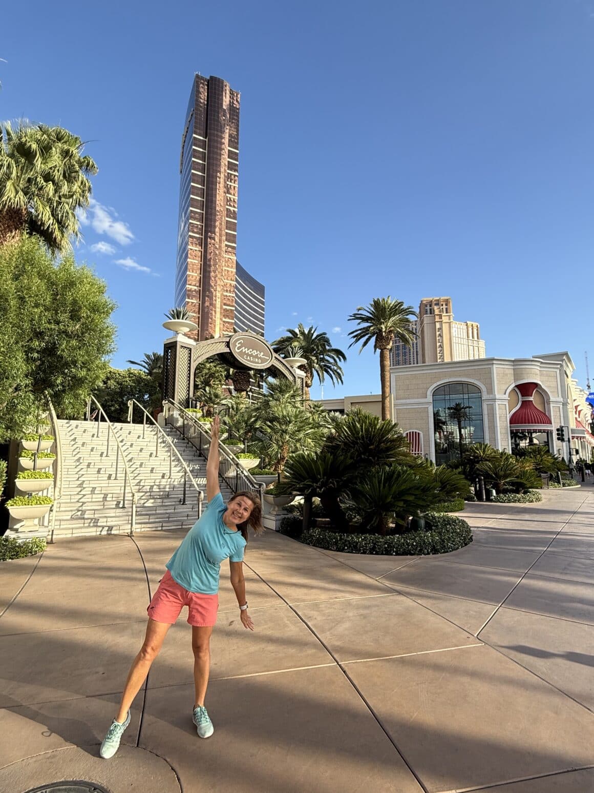 Vegas 1:0 ja — i tak tańczę dalej 💃😎 W Vegas energia rośnie z każdym krokiem. Z głośników leci muzyka, ludzie klaszczą, ktoś krzyczy „you look amazing!”, a Ty nagle tańczysz na ulicy, choć w innym mieście robiłabyś to tylko po prosecco. To właśnie Vegas — miasto, które włącza tryb „kim ja jestem i dlaczego tak dobrze się bawię?”.