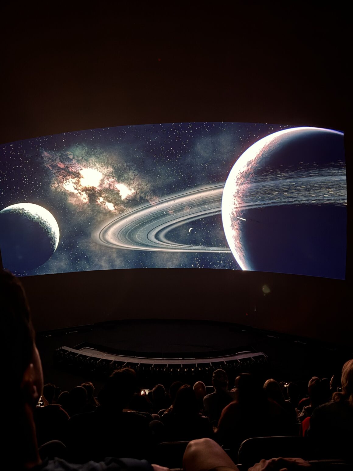 A tu już wszechświat mówi: proszę zapiąć pasy🚀🥹 Kiedy zaczyna się animacja planetarna, sala wstrzymuje oddech. Nagle jesteś tak blisko pierścieni Saturna, że masz ochotę je dotknąć. To jedno z tych przeżyć, które zostają w głowie na zawsze — jak screenshot zapisany w sercu.