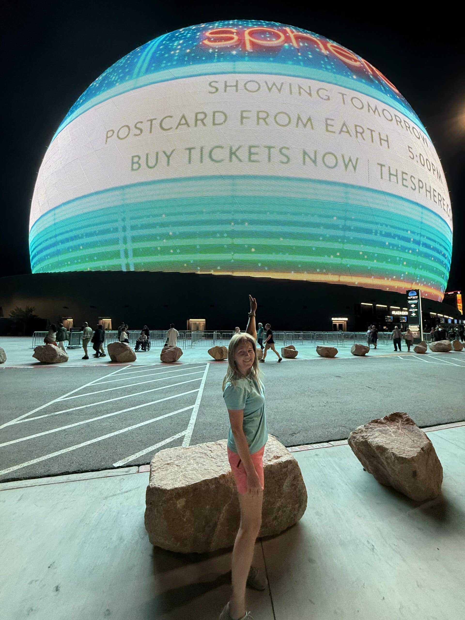 Podpisać odbiór pocztówki od kosmitów? 👽📩 Kulisty ekran mruga animacjami, jakby chciał powiedzieć: wejdź, mam ci coś do pokazania. Człowiek stoi i patrzy, i nie dowierza, że to nie hologram ani green screen — to Vegas na sterydach.