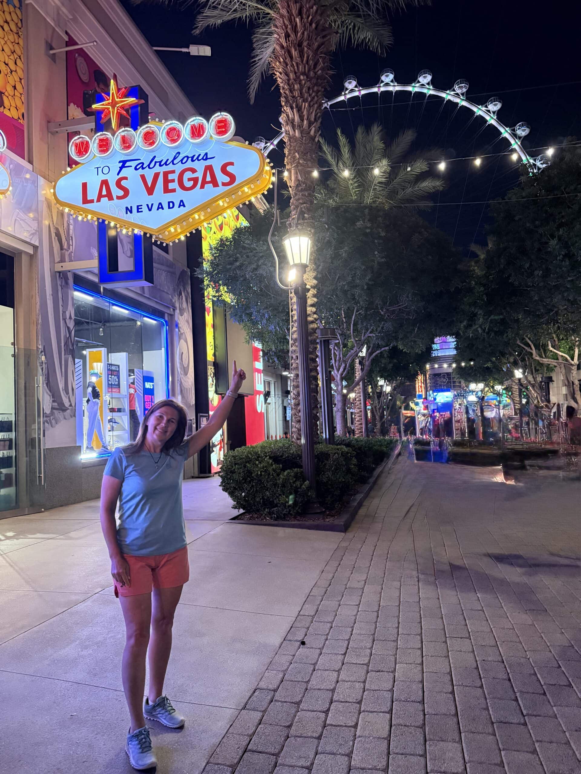 Vegas powitało mnie jak stary znajomy ✨ Ten słynny znak to jak brama do innego świata — trochę kicz, trochę magia, a w praktyce każdy podskakuje tu jak dziecko na wakacjach. W tle szumią palmy, neony migają jak discolampy z lat 90., a Ty nagle czujesz, że tu nie da się być poważnym.