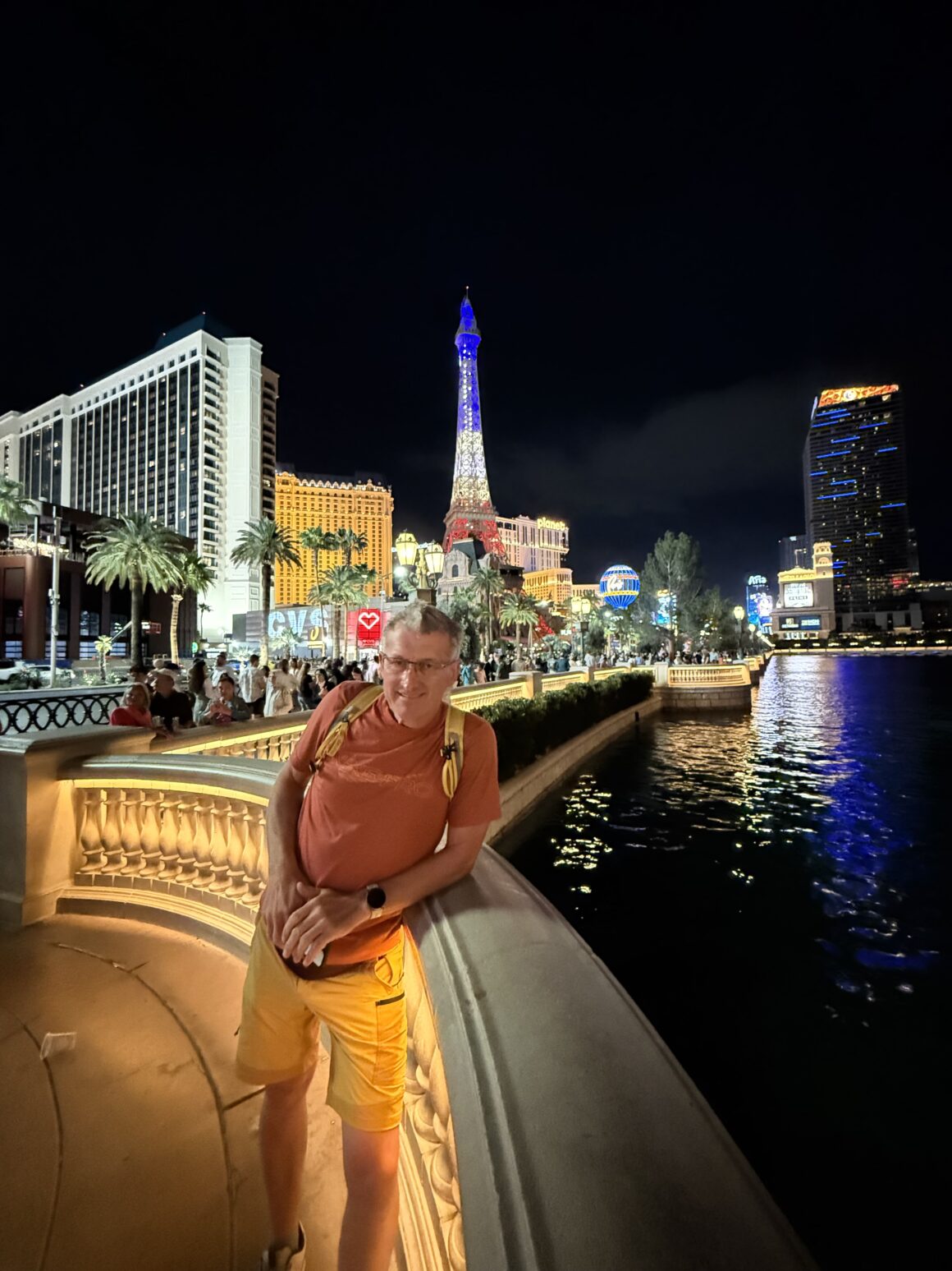 Tak, to Vegas. Tak, wszystko jest tu na 200% 🤩 Stoisz przy fontannach, a miasto serwuje show za show — jakby miało w planach udowodnić, że noc jest dopiero rozgrzewką. Trudno zdecydować, czy patrzeć na wodę tańczącą do muzyki, czy na setki świateł odbijających się w wodzie jak brokat wysypany na chmurę.