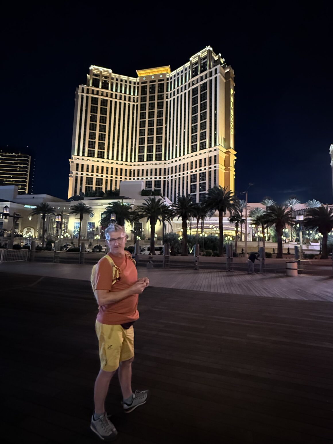 Światła robią więcej roboty niż mój filtr 🤳🌃 Vegas nocą wygląda tak, jakby ktoś podkręcił jasność świata do maksimum. Każdy hotel to osobny kosmos, a chodnik świeci bardziej niż niejedna gwiazda na czerwonym dywanie. I człowiek stoi, patrzy i myśli: tak, to jest absolutnie niepotrzebne… ale jakie piękne.