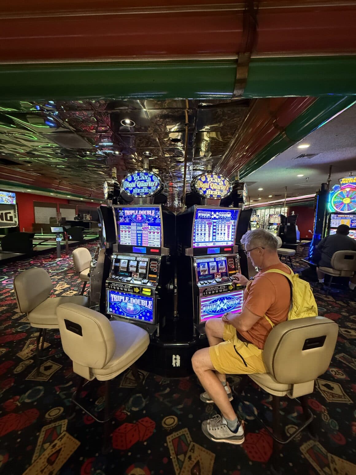 Tylko patrzę, gdzie ginie cały budżet turystów 🎰 Vegas nie ma pojęcia o subtelności — tu wszystko świeci, dźwięczy i miga jednocześnie. Nawet jeśli nie grasz, ten świat kasyn wciąga cię jak muzeum chaosu, gdzie każdy automat wygląda jak miniaturowy portal do innego wszechświata.