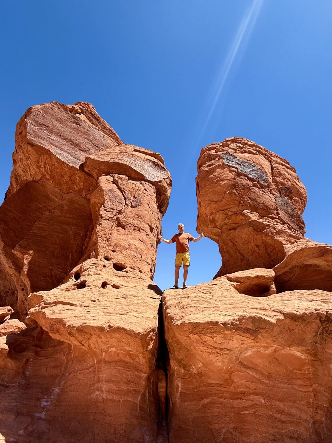 Kto potrzebuje bramy do Narnij, skoro są takie łuki😅 Skały w Valley of Fire mają tysiące naturalnych otworów i łuków, powstałych przez erozję, wiatr i ekstremalne temperatury. Każdy wygląda jak wejście do innego świata — i dokładnie tak się tam czujesz.
