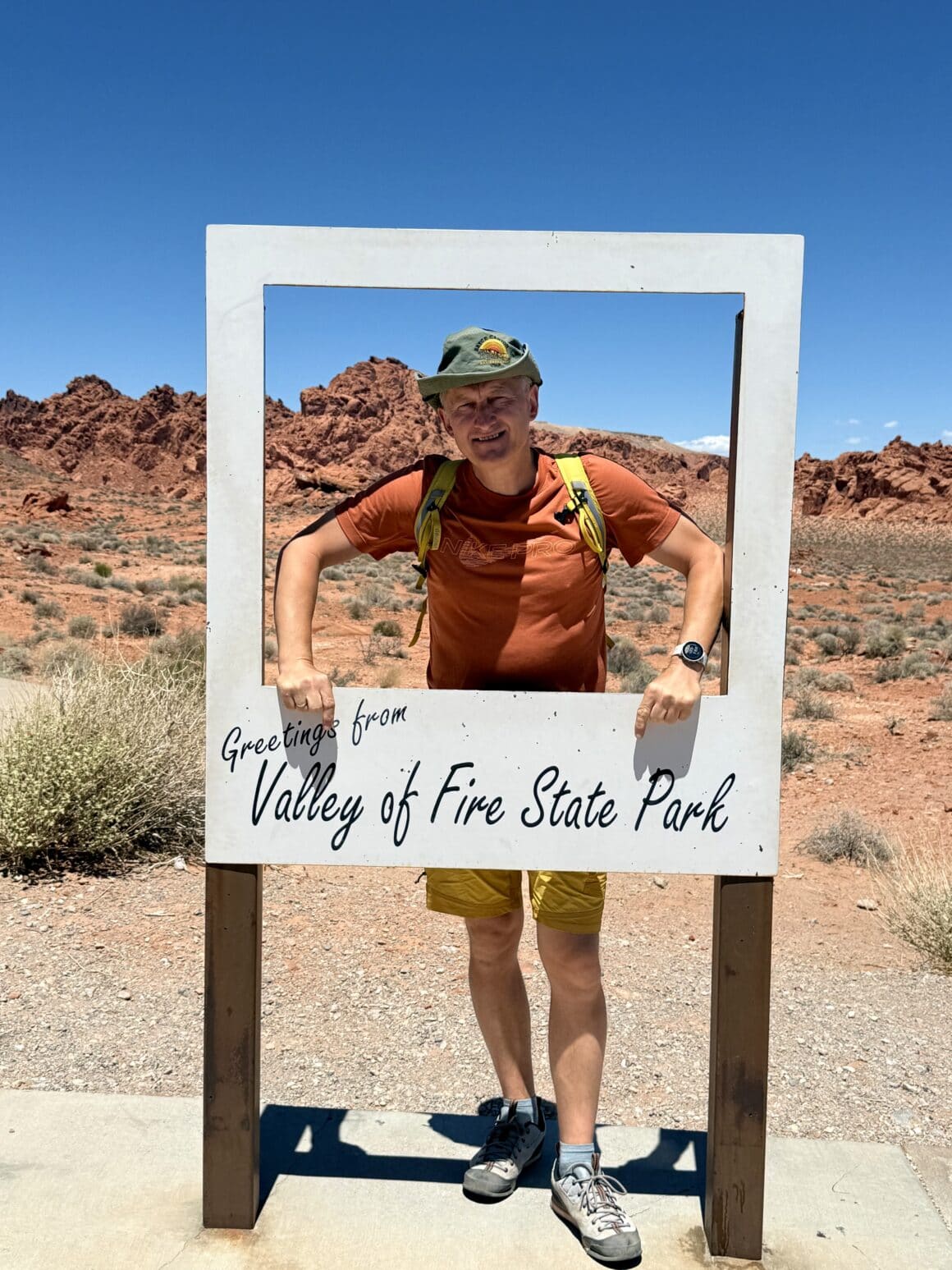 Model dostępny tylko w edycji pustynnej! 📸 Kultowa ramka „Valley of Fire State Park” stoi w jednym z najbardziej widokowych punktów w całej dolinie. Wszyscy robią tu zdjęcie, ale tylko niektórzy pozują jakby to był ich album okładkowy.