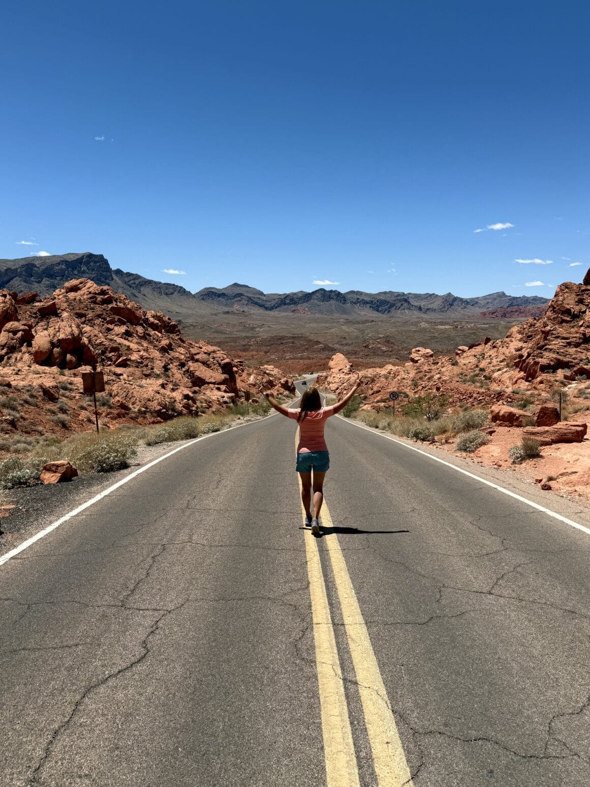 Autostrada? Nie. Catwalk pustyni. 😎 Drogi w Valley of Fire wiją się przez czerwone skały tak malowniczo, że nawet przejazd samochodem jest przeżyciem. A wejście na asfalt przy pustej drodze = obowiązkowa scena jak z filmu drogi.