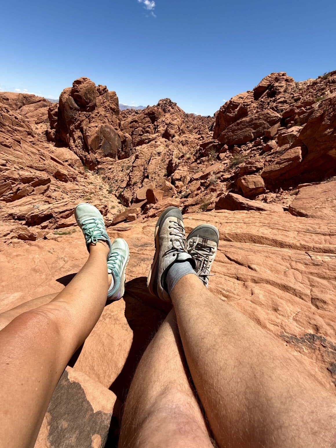 Udajemy, że dotarliśmy tu bez zadyszki😅 To idealne miejsce na przerwę — skały nagrzewają się jak kamienne poduszki, a widok wygląda jak kadr z Marsa. Valley of Fire ma tę moc: siedzisz i zastanawiasz się, jak to możliwe, że to nadal Ziemia.