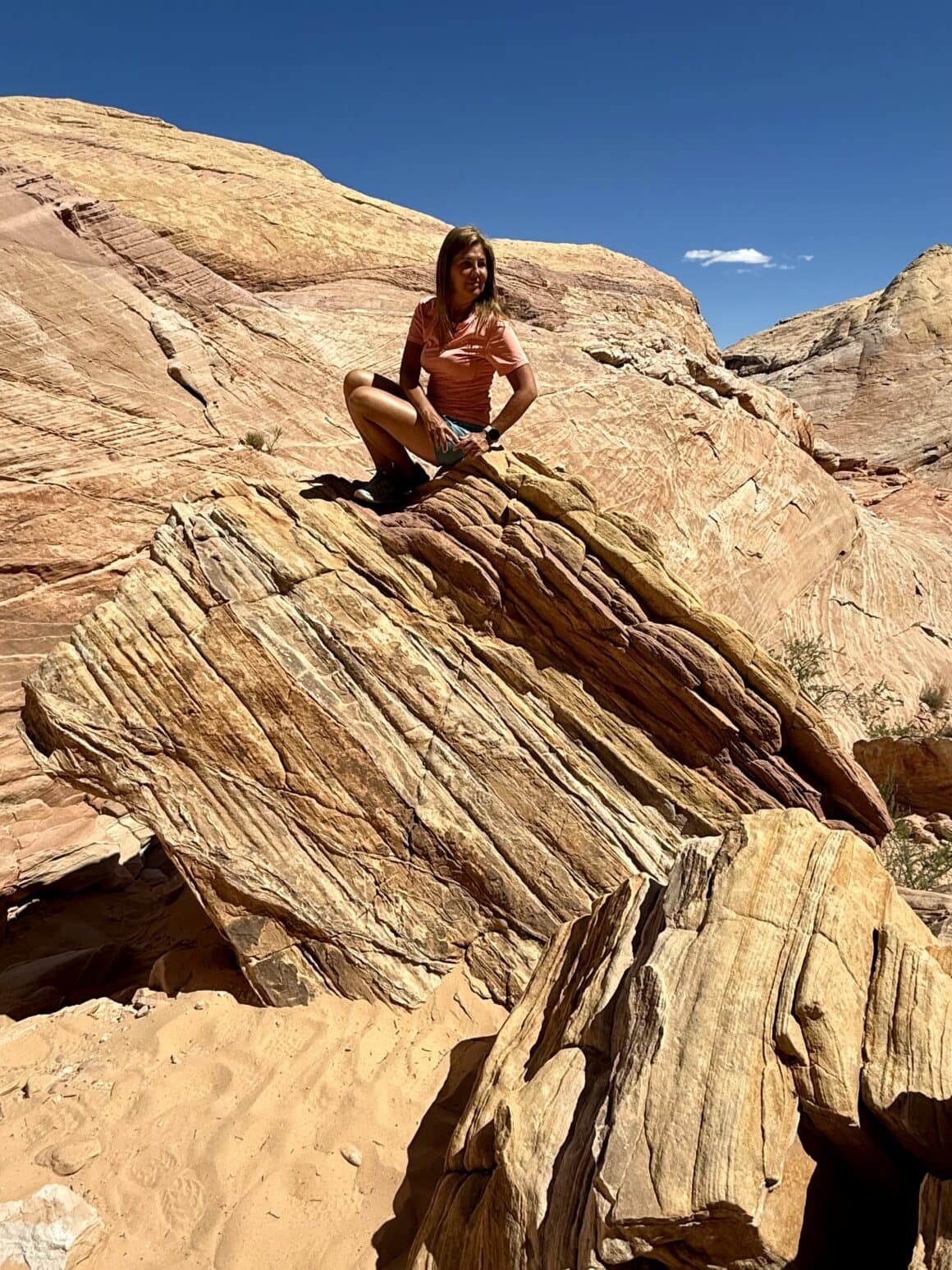 Tu nawet kamienie mają lepszą fryzurę niż ja! 💁♀️ To właśnie te warstwowe skały zdradzają, jak powstawała Fire Wave — warstwa po warstwie, kolor po kolorze, przez miliony lat. Słońce podkreśla ich fakturę tak mocno, że wyglądają jak pomalowane ręką artysty.