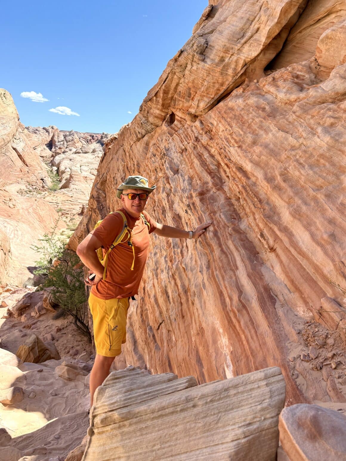 Paski idealne — geolog by zapłakał ze wzruszenia 📚💛 To nie filtr, nie pędzel i nie Photoshop. To miliony lat, które ułożyły te linie jak na perfekcyjnym torcie przekładanym. Stoisz przed taką skałą i naprawdę myślisz: natura ma cierpliwość, o jakiej my nawet nie marzymy.