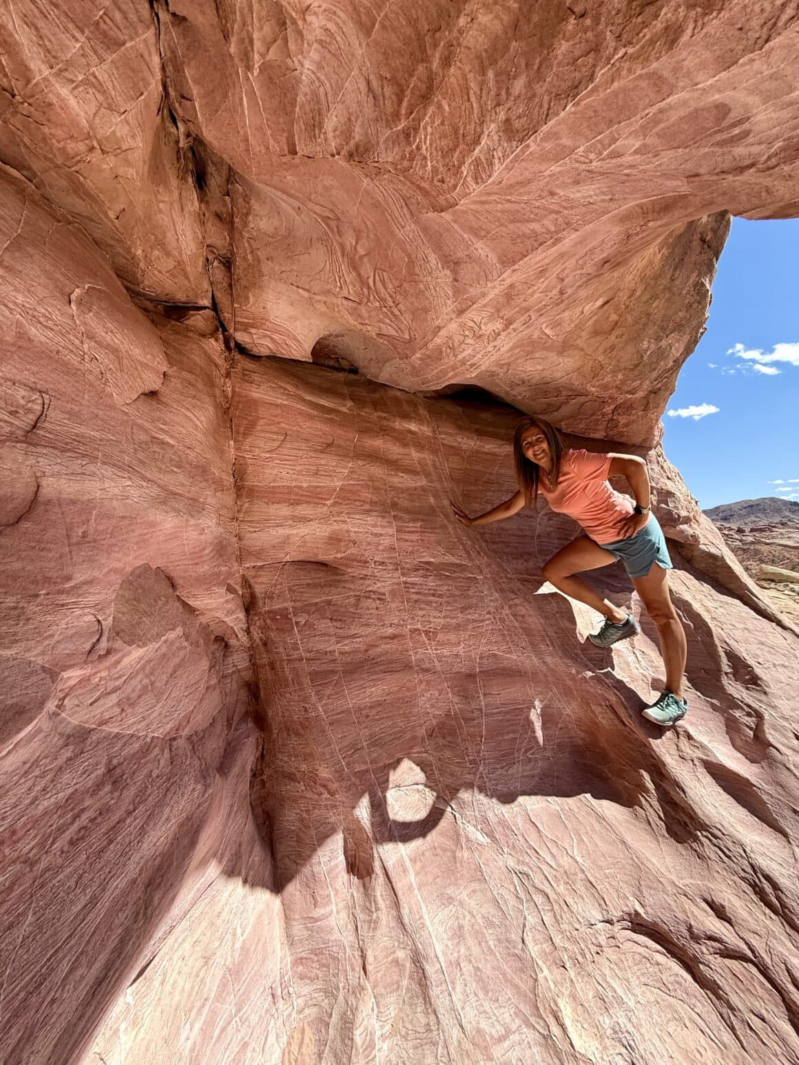 No i wyszło, że jednak lubię się wspinać 😅 Te formacje wyglądają jak stworzone do małych przygód. Wchodzisz, schodzisz, próbujesz udawać, że robisz to dla sportu — a tak naprawdę tylko po to, by zobaczyć, jak świat wygląda kilka centymetrów wyżej. I nagle okazuje się, że to całkiem fajna zabawa.