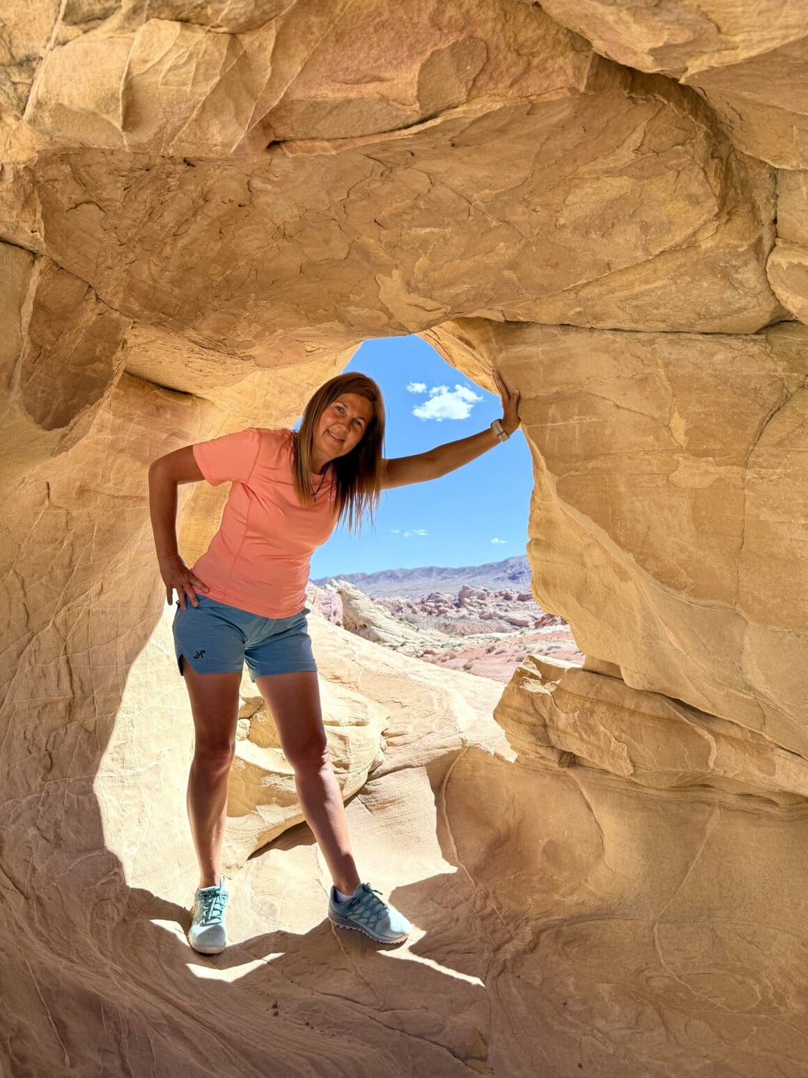 Otworzyłam portal… ale do krainy upału 😄 Ten naturalny łuk wygląda jak wejście do magicznego tunelu, tylko zamiast elfów i smoków czeka po drugiej stronie… więcej słońca i czerwonych skał. Ale przyznaj — to miejsce aż prosi się o zdjęcie rodem z bajki.