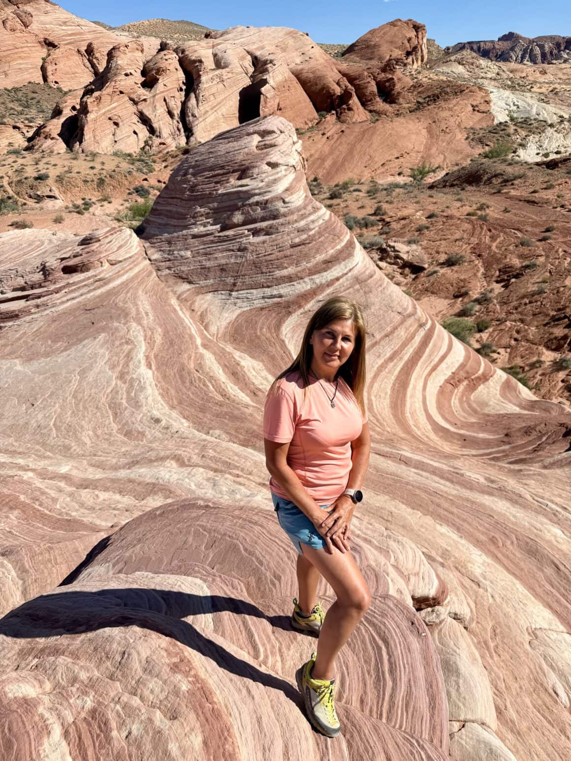 Fire Wave robi za główną gwiazdę 🔥 To miejsce wygląda jak scena filmowa, na której nawet „stoję i oddycham” wychodzi jak kadr z reklamy. Fale, kolory, światło — wszystko tu jest zbyt idealne, żeby nie zrobić miliona zdjęć. A potem jeszcze jednego… ostatniego… naprawdę ostatniego.