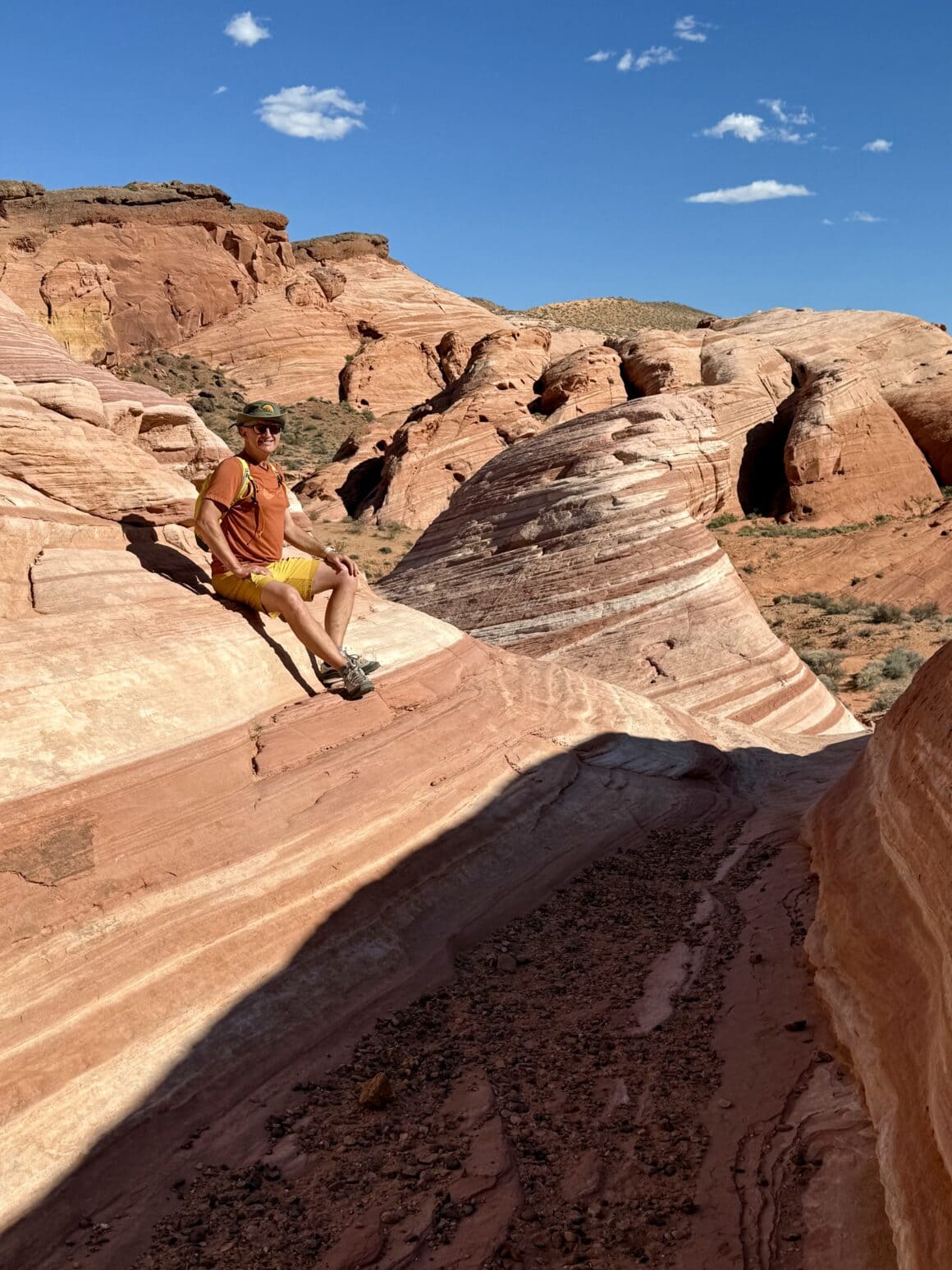 Arizona mówi: ustaw się… tu! 😎 To jedno z tych miejsc, gdzie natura sama ustawia Ci kadr. Światło robi wszystko za Ciebie, a Ty tylko stoisz i udajesz, że to Twój talent fotograficzny. Pustynia ma swój własny reflektor — i włączyła go specjalnie na nas.