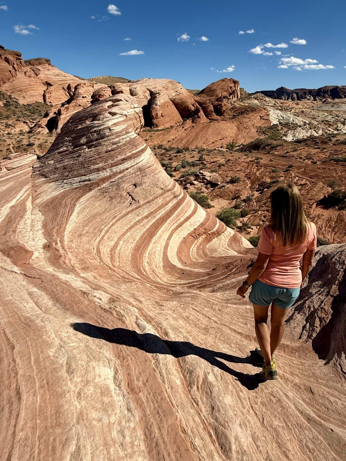 Ten chodnik ma lepszy wzór niż mój dywan 😄 Fire Wave to geologiczny tort w odcieniach brzoskwini, czerwieni i wanilii. Każda warstwa to inny moment historii pustyni — razem tworzą jedno z najbardziej fotogenicznych miejsc w Nevadzie.