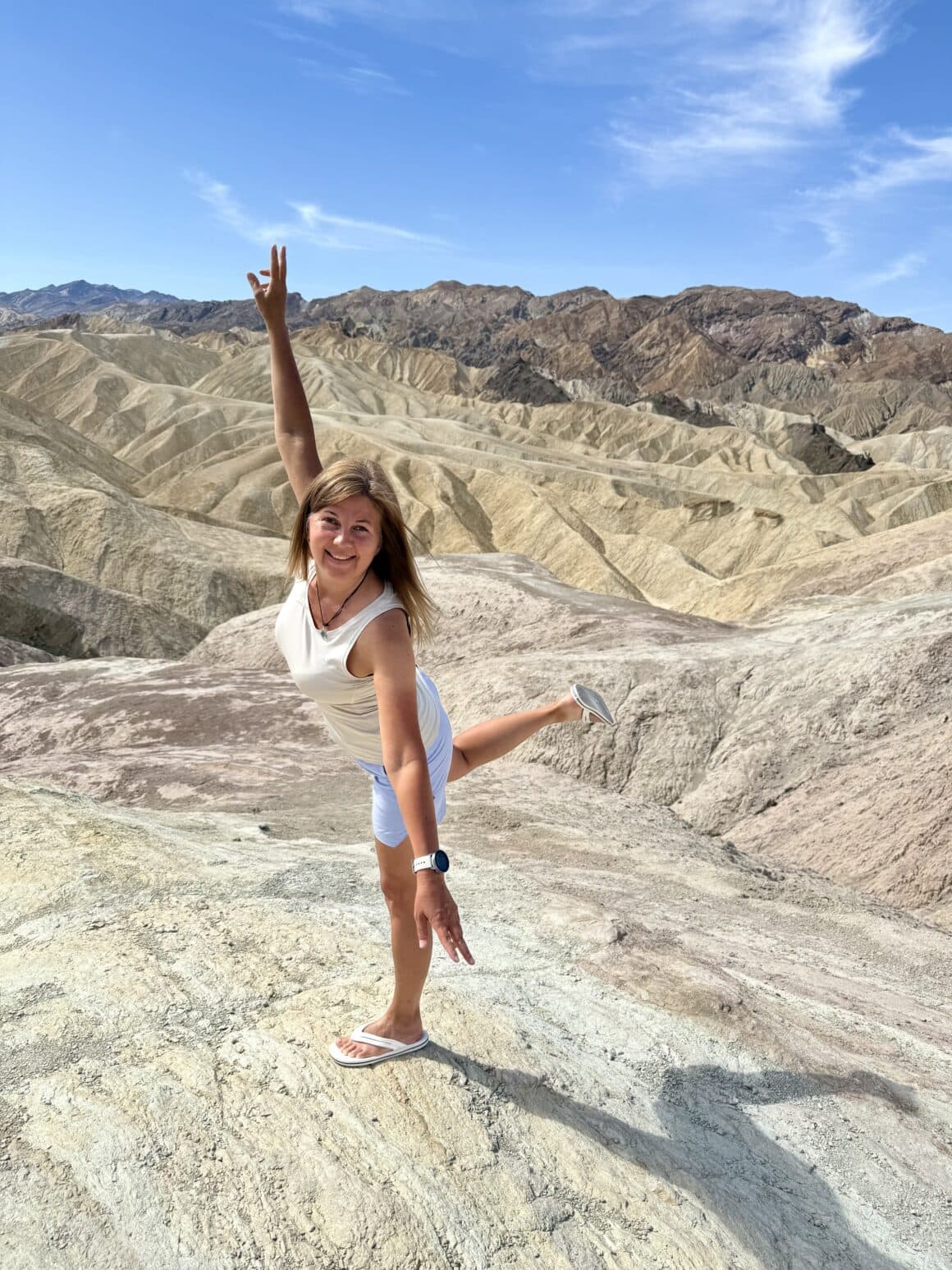 Gorąco? Nie, to tylko mój entuzjazm 🕺🔥 Tu nie da się chodzić powoli — wszystko jest tak ogromne, jasne i absurdalnie gorące, że ciało samo przechodzi w tryb „radosnego survivalu”. Ten skok to nie poza do zdjęcia, tylko naturalna reakcja organizmu, który próbuje powiedzieć: jest piekielnie, ale jakie piękne piekło!.