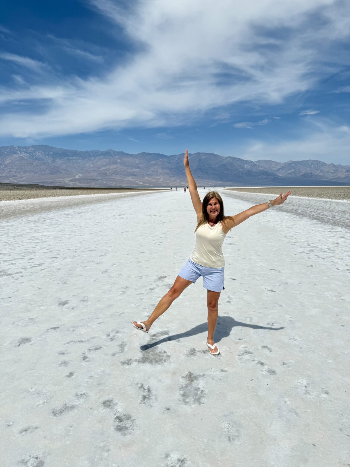 38°C, a ja dalej udaję sprężynkę 😄 Solne równiny działają jak gigantyczne lustro światła — blask odbija się od ziemi tak mocno, że wygląda jak śnieg. Idealne miejsce na zdjęcia i… najbardziej nierozsądne podskoki w pełnym słońcu. Ale kto by się tym przejmował?