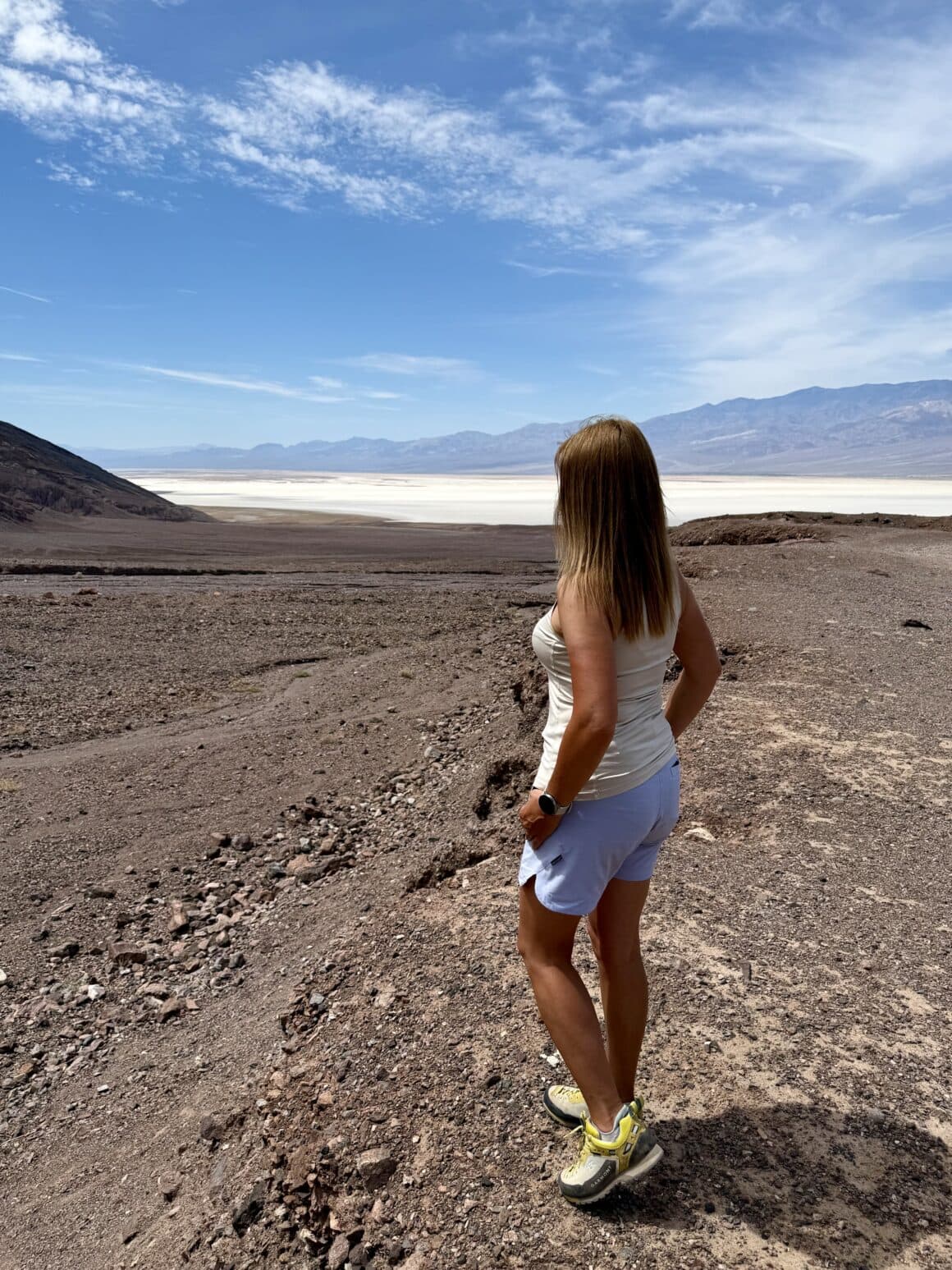 Cisza tak głośna, że ją słyszysz 🌬️ To ten moment, w którym dociera do Ciebie, że Dolina Śmierci jest… pusta. Zero ludzi, zero drzew, zero cienia — a mimo to czujesz spokój jak nigdzie indziej. Tylko Ty i przestrzeń, która nie potrzebuje żadnych ozdobników.