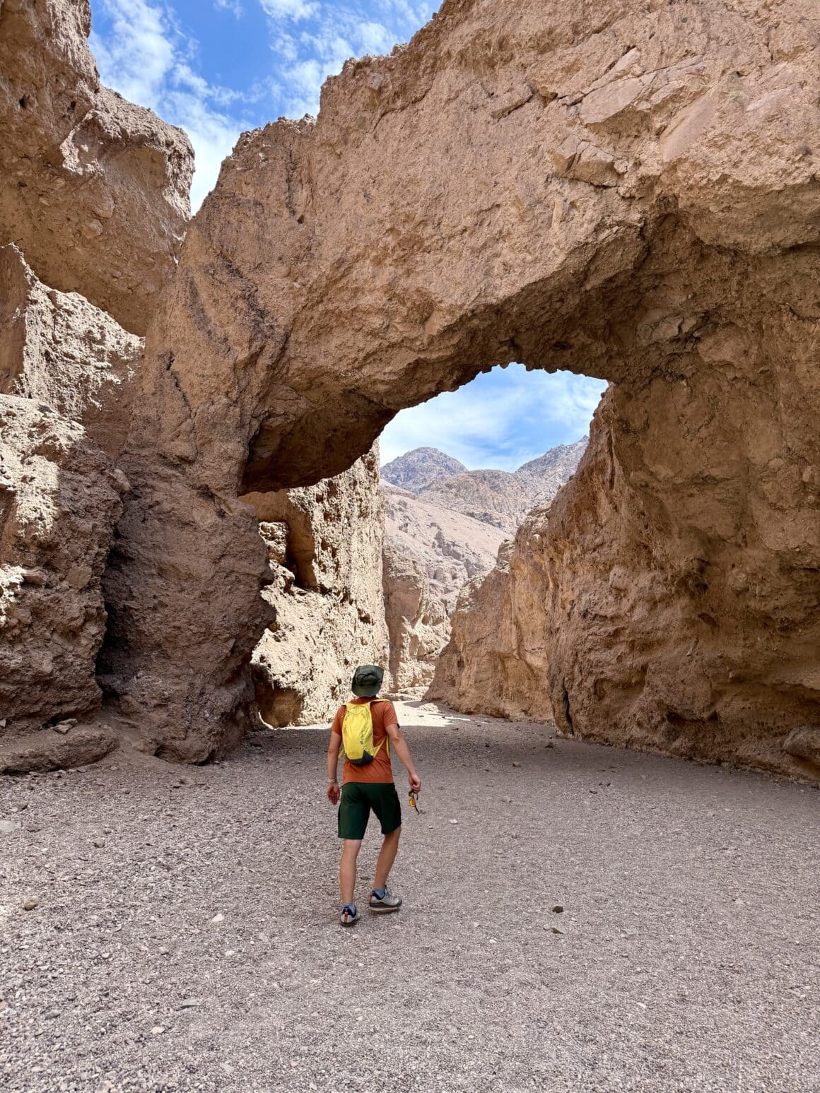 Most? Raczej piekarnik z dekoracją 🥵 Natural Bridge to miejsce, które udowadnia, że w Dolinie Śmierci nawet cień potrafi być gorący. Wąwozy odbijają ciepło jak lustra — idziesz powoli, bo szybciej się nie da, a i tak masz wrażenie, że powietrze smaży Ci plecak.