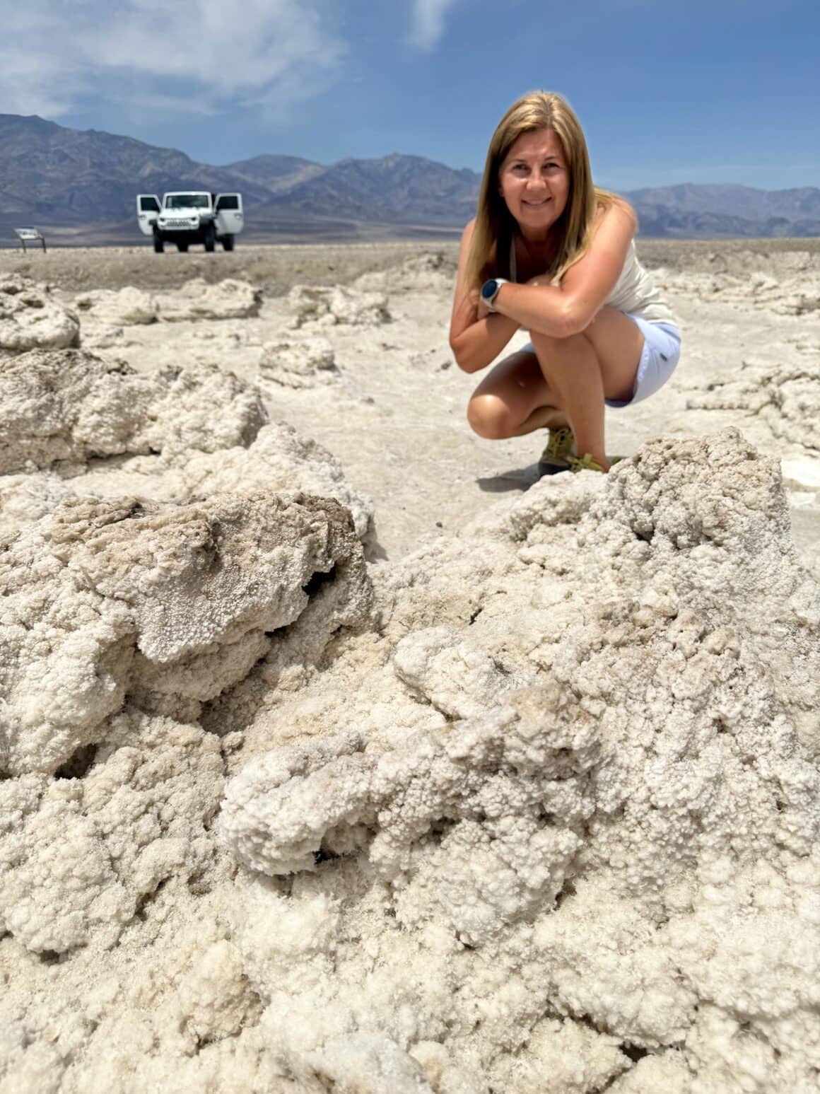 Sól z większą osobowością niż ja o 7 rano 😅 Badwater Basin wygląda jak gigantyczna, popękana tafla, którą natura przyprawiła solidną garścią soli. Słońce świeci tak mocno, że wszystko skrzy się jak tysiąc filtrów naraz — a Ty stoisz pośrodku tego jak w żywej pocztówce z innej planety.
