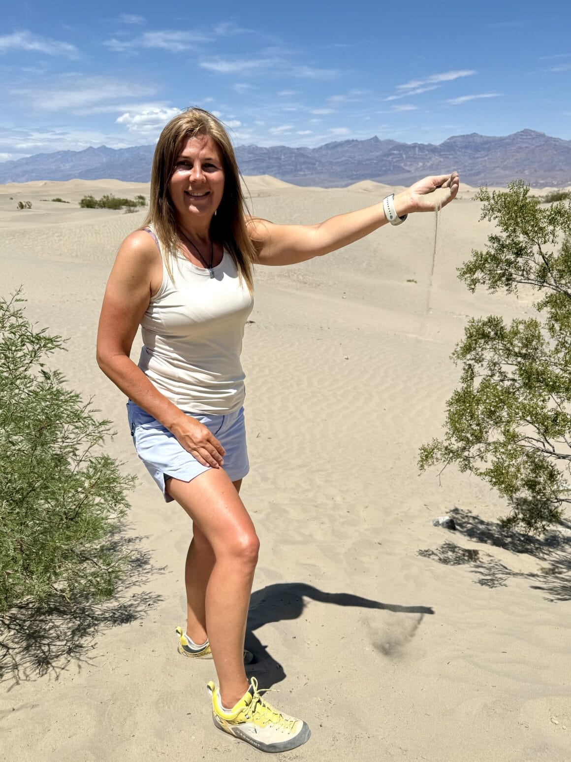 Piasek gratis, grillowanie w pakiecie 🌡️ Tu nawet cień parzy, a piasek działa jak test na wytrzymałość stóp. Ale jeśli kochasz surrealistyczne krajobrazy, to jest dokładnie to miejsce, gdzie pustynia robi swoje najlepsze show.