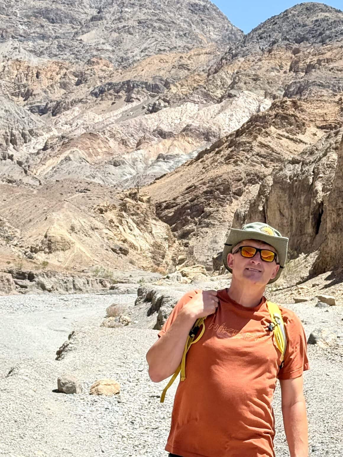 Wersja sauté — bez cienia, bez litości 🥵 Wąwozy Death Valley wyglądają jak naturalne piekarniki i działają… dokładnie tak samo. Światło odbija się od skał jak ogień od blachy, a powietrze drży z gorąca. Idealne miejsce, by zrozumieć, dlaczego to się nazywa Dolina Śmierci.