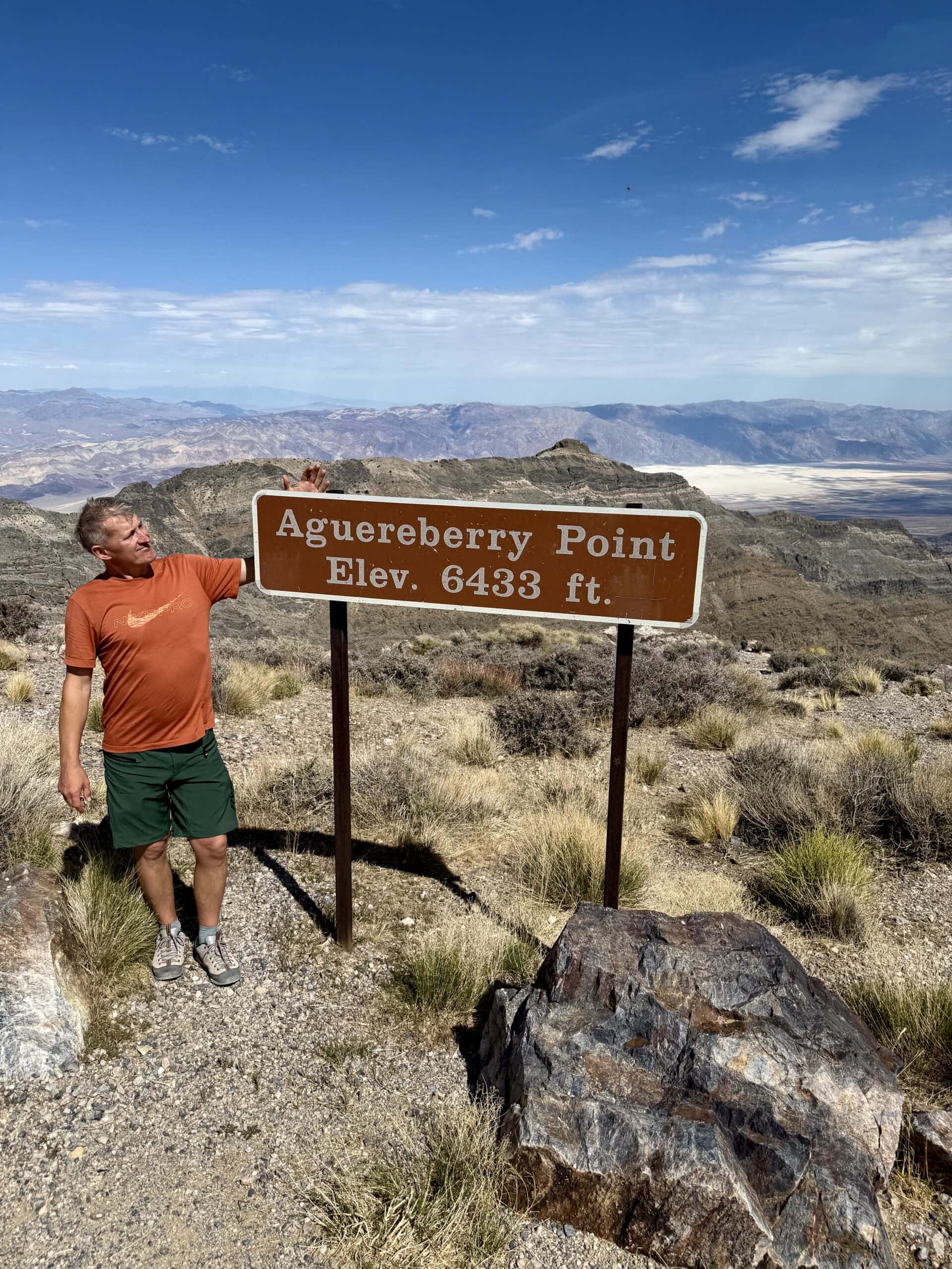 Wyżej dziś nie będzie 😄 Marcin wszedł w tryb terenowego profesora geografii. Zanim zdążyłam cokolwiek powiedzieć, już analizował wysokości, kąty nachylenia i kierunek wiatru — a tabliczkę prezentował tak, jakby odkrył nowy kontynent. Death Valley: 1, Marcin: 1, bo obaj imponują.