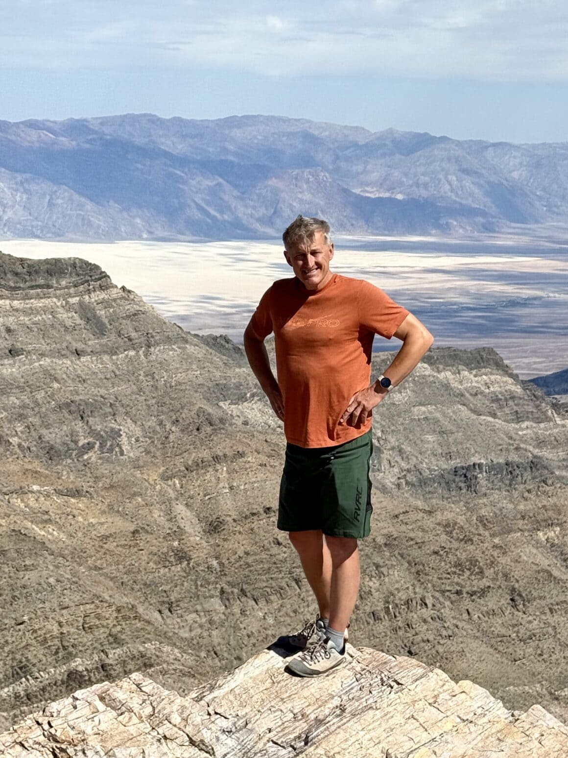 Widoki premium, tlen basic 🤣 Tak wyglądają miejsca, w których człowiek naprawdę czuje swoją małość. Góry, pustynia, nieskończona przestrzeń… i Marcin, dumnie stojący jakby właśnie zdobył pół planety. A w tle — Death Valley w pełnej mocy.