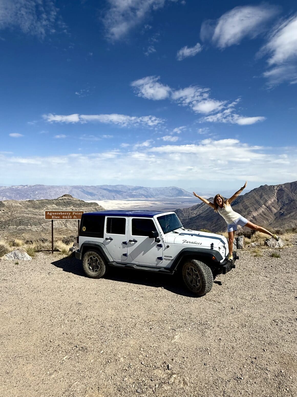 Depresja terenu, ale humor w normie 😎 Badwater Basin to miejsce, w którym natura mówi: tak, możesz być poniżej poziomu morza i nadal cię przypiekę. Powietrze drży jak od efektu specjalnego, a Jeep wygląda, jakby sam zastanawiał się, czy na pewno tu wjechał dobrowolnie. To ten moment, kiedy wiesz, że zaczynasz przygodę w naprawdę ekstremalnych dekoracjach.