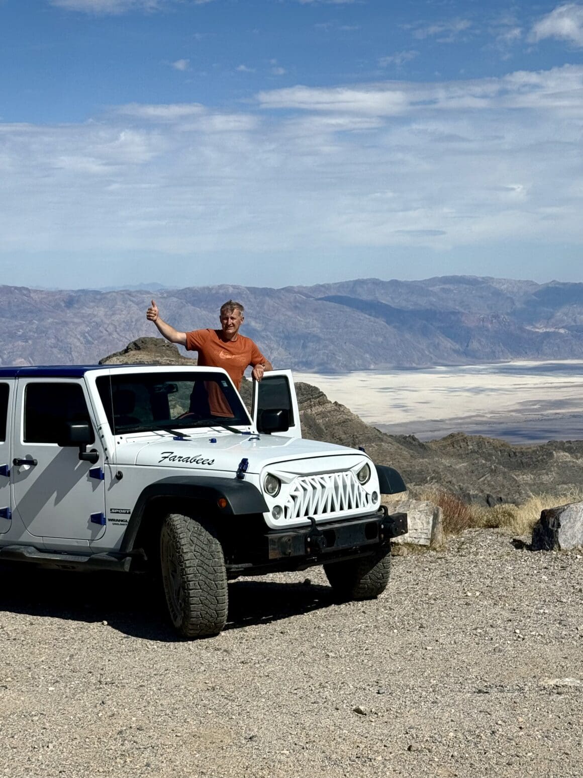 Moje AC płakało, ale dawało radę 😅 W Death Valley nawet klimatyzacja ma momenty zwątpienia. Silnik grzeje się szybciej niż woda na makaron, a powietrze dmucha jak suszarka ustawiona na „MAX”. Ale krajobraz? Wynagradza absolutnie wszystko.