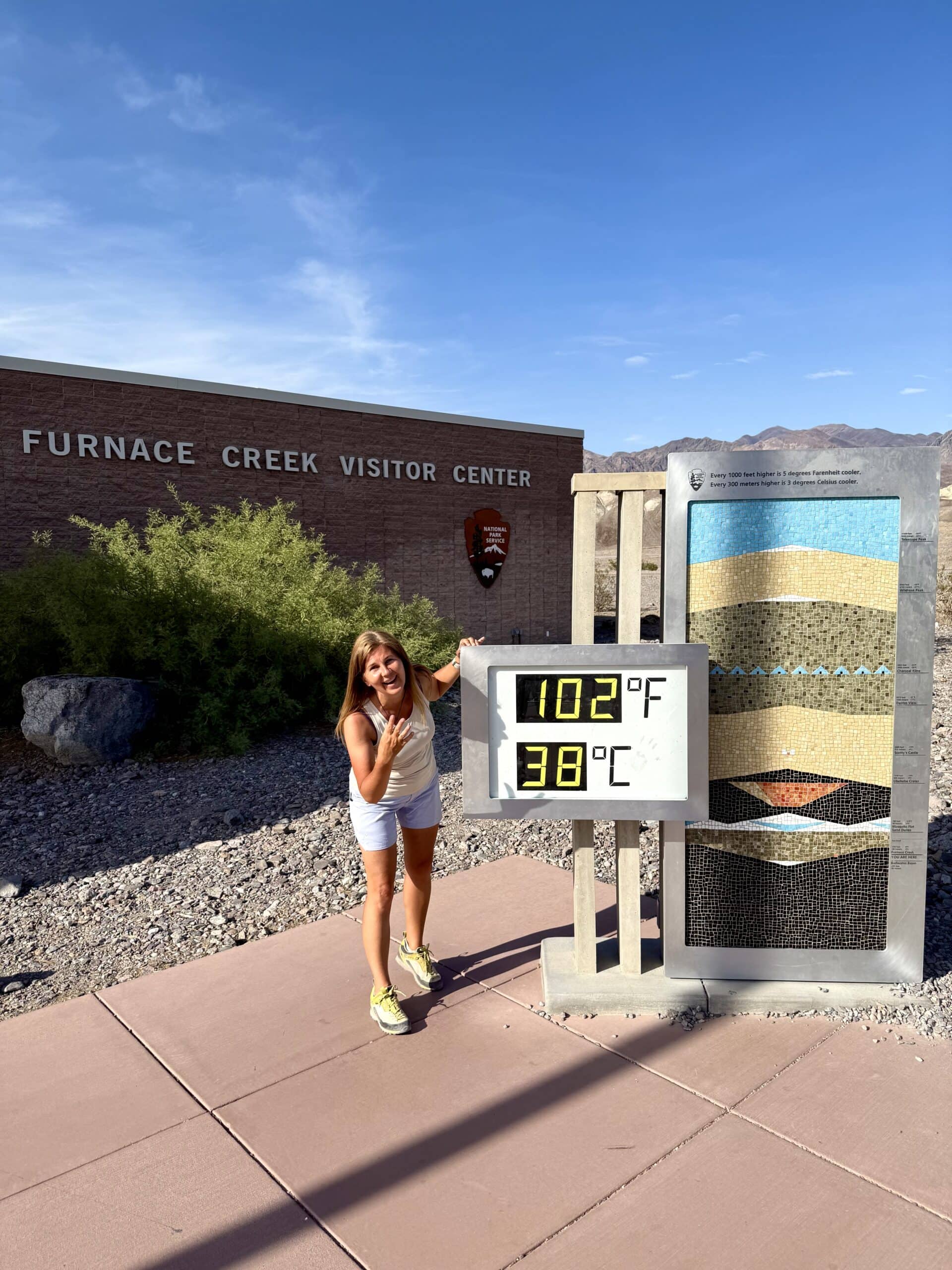 38°C? To dopiero rozgrzewka 🔥 Kultowy punkt Doliny Śmierci — tablica, która mówi prawdę bez filtra. Temperatura rośnie tu szybciej niż ceny bagażu w tanich liniach. A to przecież „tylko” maj! Lokalsi mówią, że sezon grzewczy zaczyna się dopiero od 45°C…