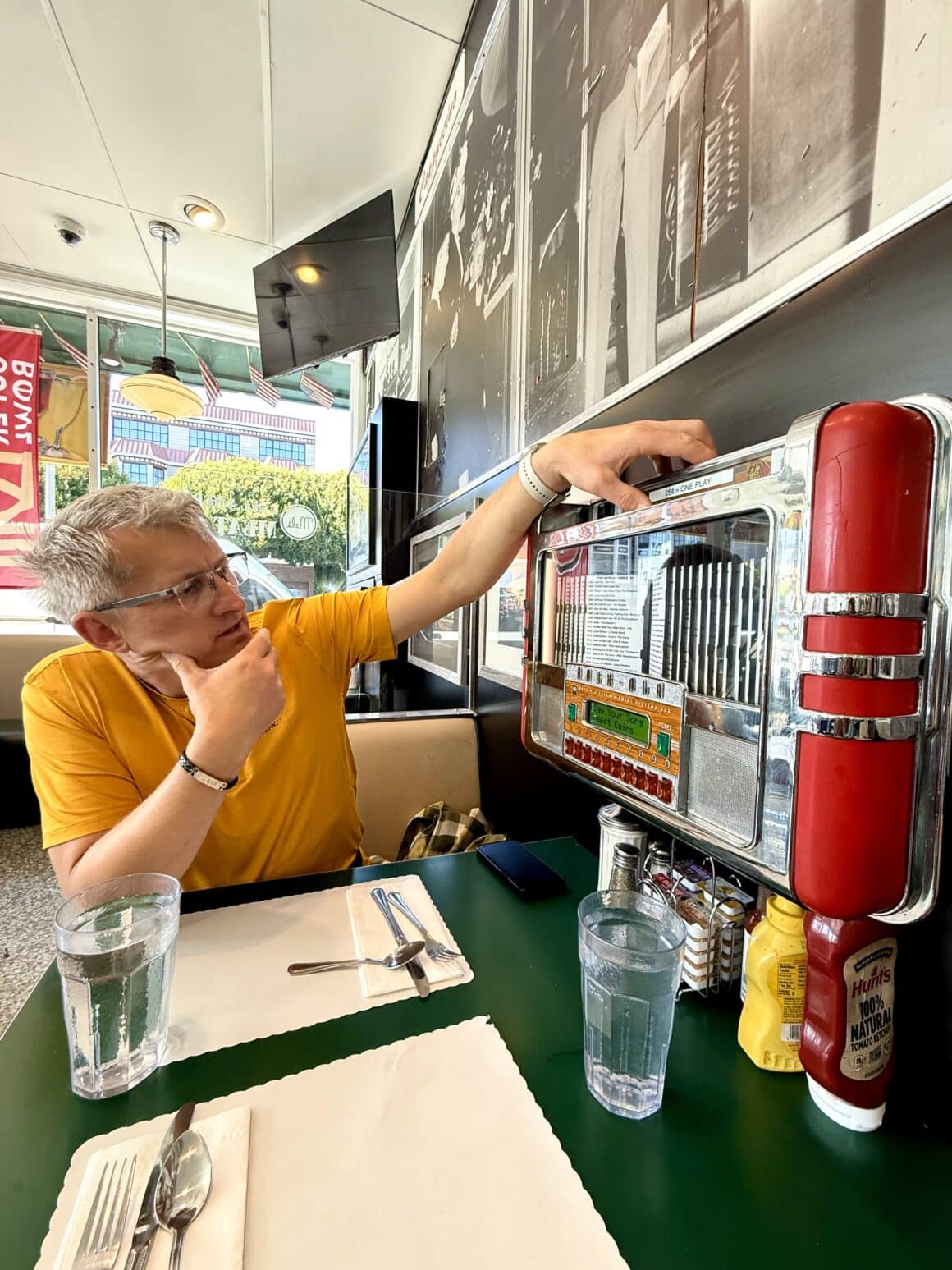 Decyzje życiowe przy menu 🤔 Klasyczny diner, czerwone akcenty, karta pełna opcji i to znajome uczucie: wezmę to, co wygląda najbardziej amerykańsko. San Francisco smakuje tu bardzo „normalnie” — i to jest jego urok.