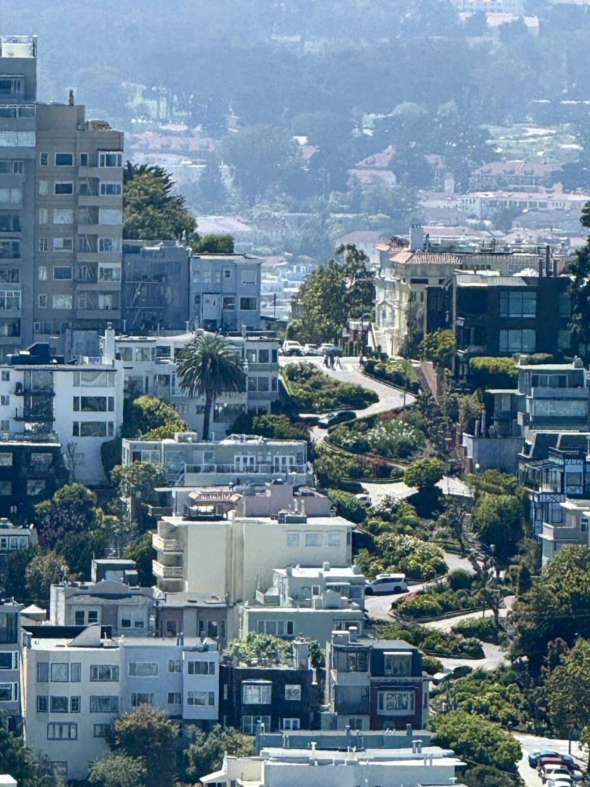 Plan miasta? Niepotrzebny 🤯 Patrząc z góry widać chaos, zakręty i ulice, które wyglądają jak narysowane bez linijki. A jednak wszystko działa. Może właśnie dlatego — bo nie próbuje być idealne.