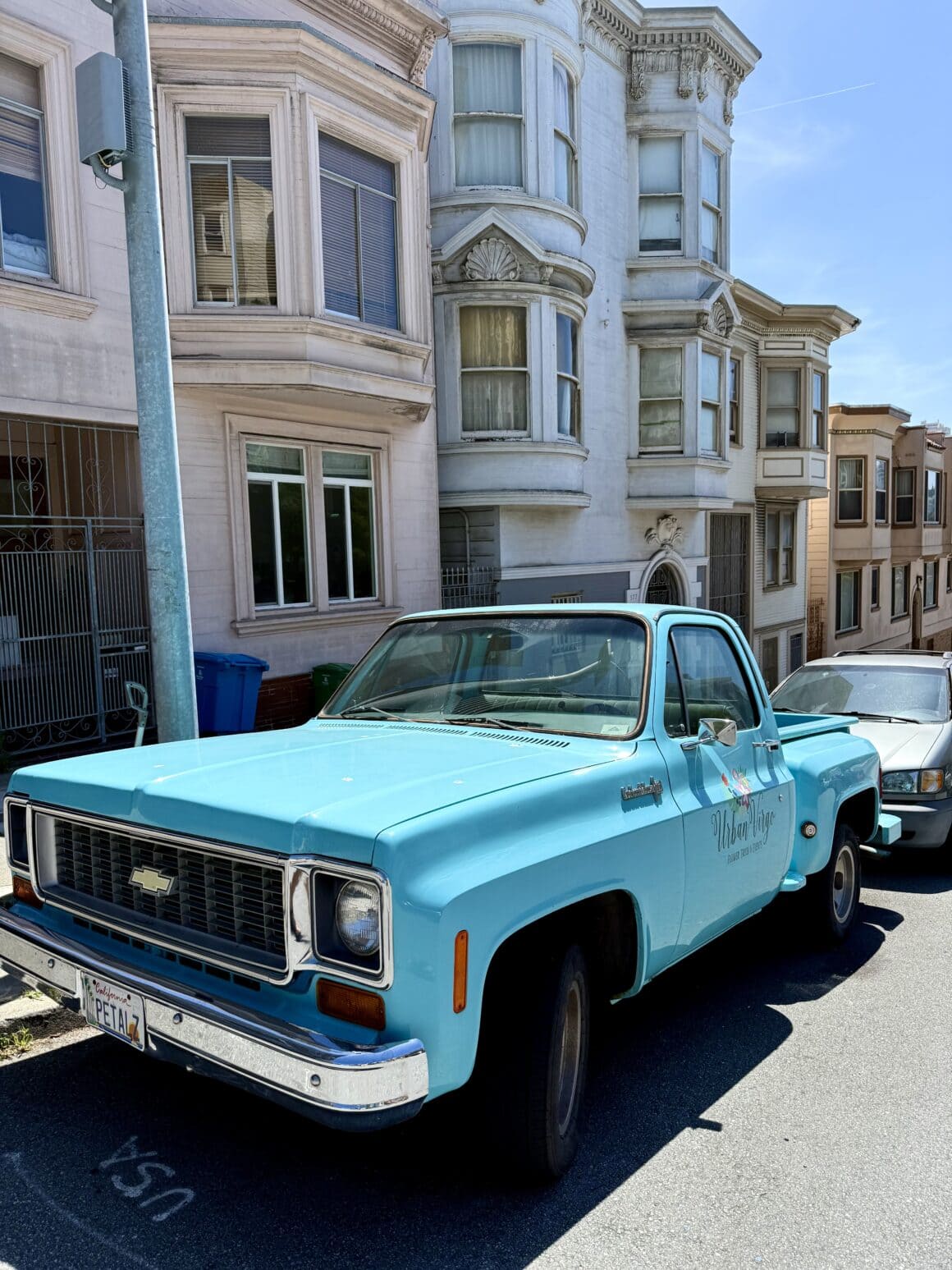 Kolor obowiązkowy 💙 Klasyczne amerykańskie auta pasują tu jak ulał. Trochę retro, trochę filmowo, bardzo „San Francisco”. Nawet zaparkowane wyglądają, jakby miały zaraz zagrać w scenie.