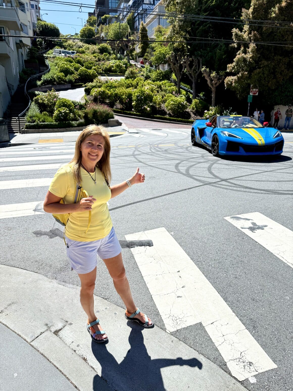 Przechodzę, ale z klasą 😎 Zwykłe przejście dla pieszych w San Francisco potrafi wyglądać jak scena filmowa. Słońce, kolor auta w tle, ulica pod kątem — nawet banalne momenty mają tu swój vibe.