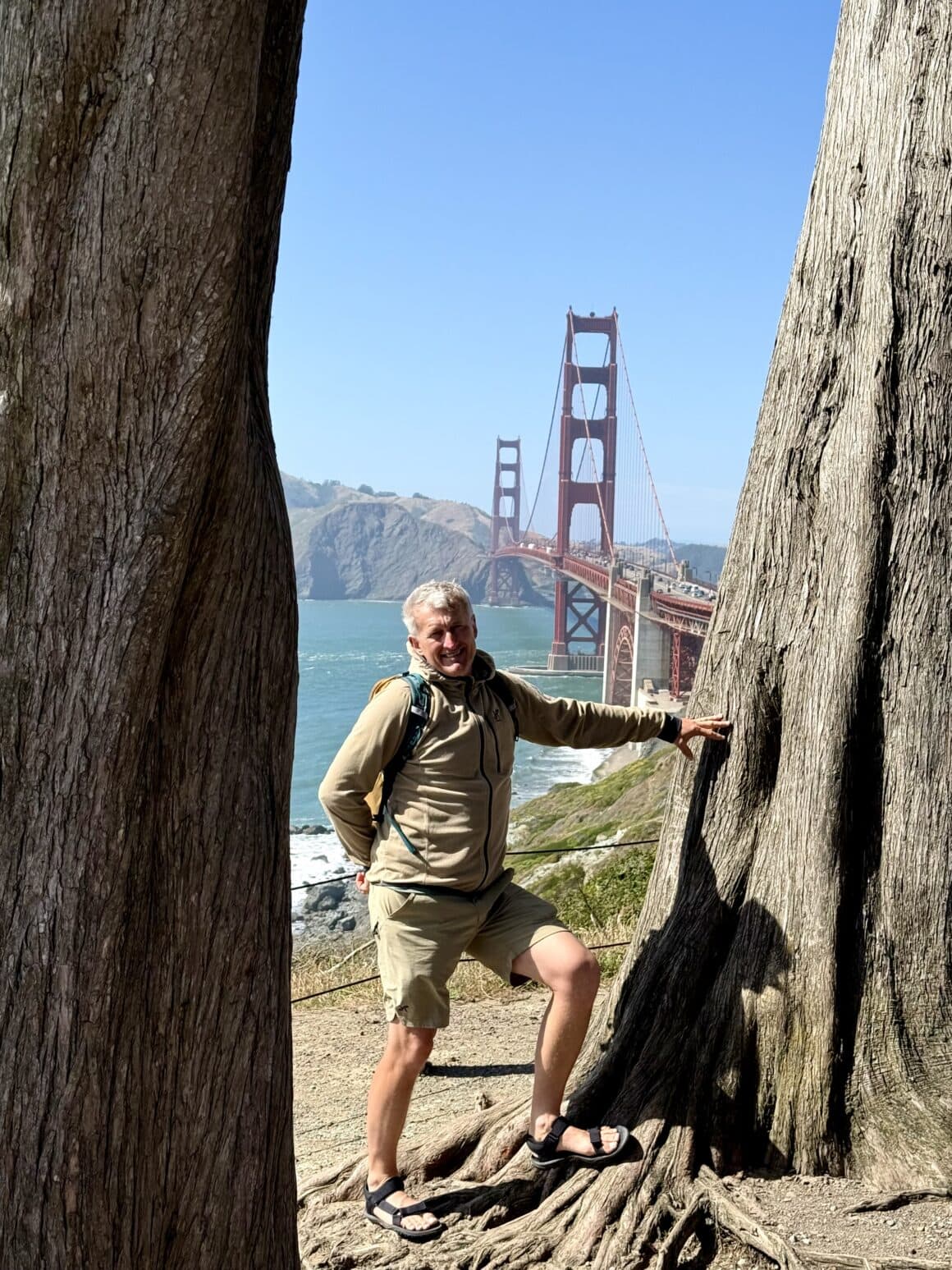 Drzewo vs legenda 🌳🌉 Ten kontrast jest bardzo San Francisco. Natura i ikona miasta w jednym kadrze, bez walki o uwagę. Most w tle, drzewo na pierwszym planie — i nagle wiesz, że to miasto nie potrzebuje fajerwerków, żeby zrobić klimat.