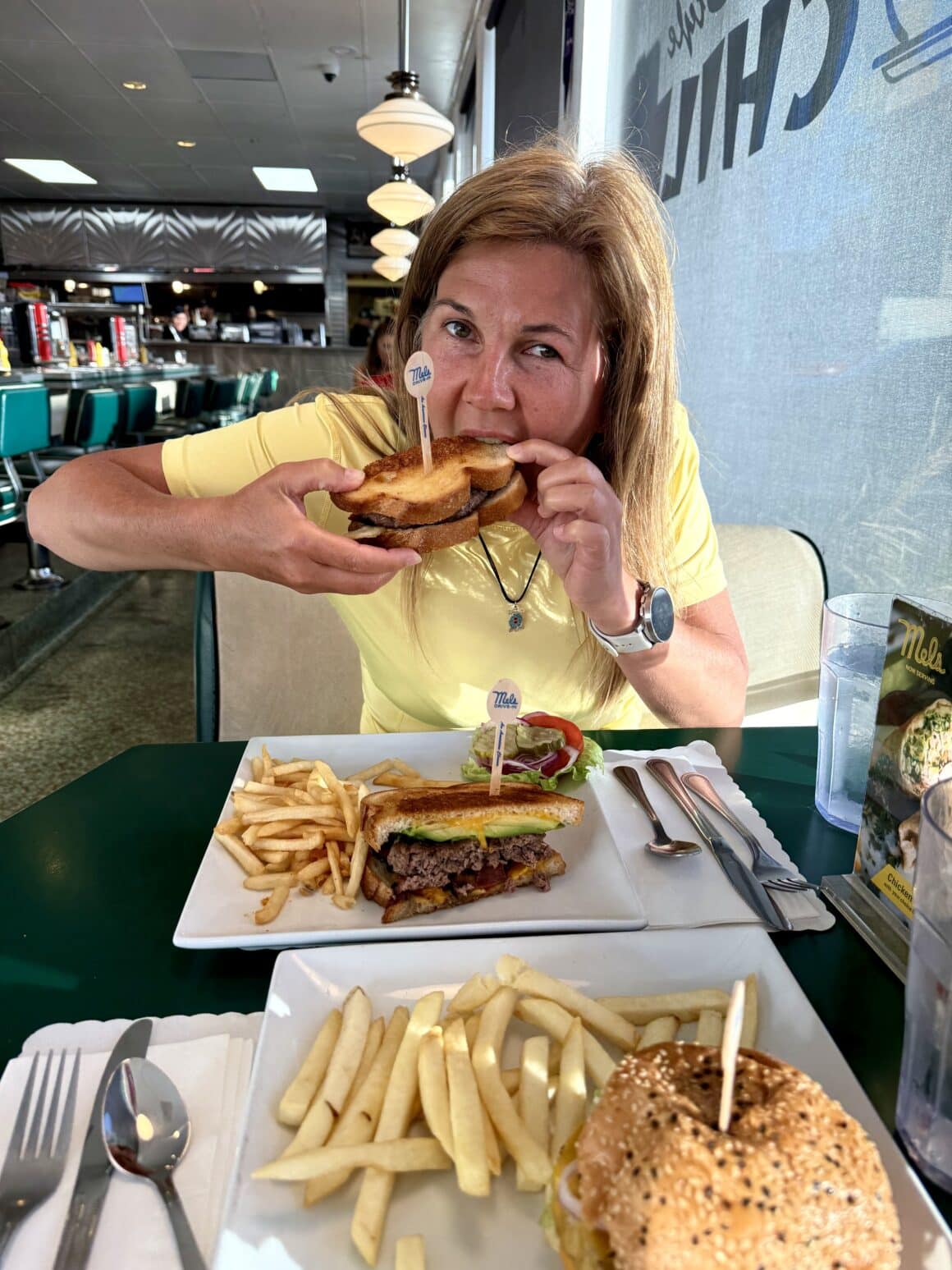 Miasto smakuje konkretnie 🍔 San Francisco nie udaje fine diningu, kiedy chodzi o klasyki. Tu jedzenie ma być porządne, sycące i bez filozofii. Idealne po stromych ulicach i jeszcze lepsze jako nagroda za „tylko krótki spacer”.