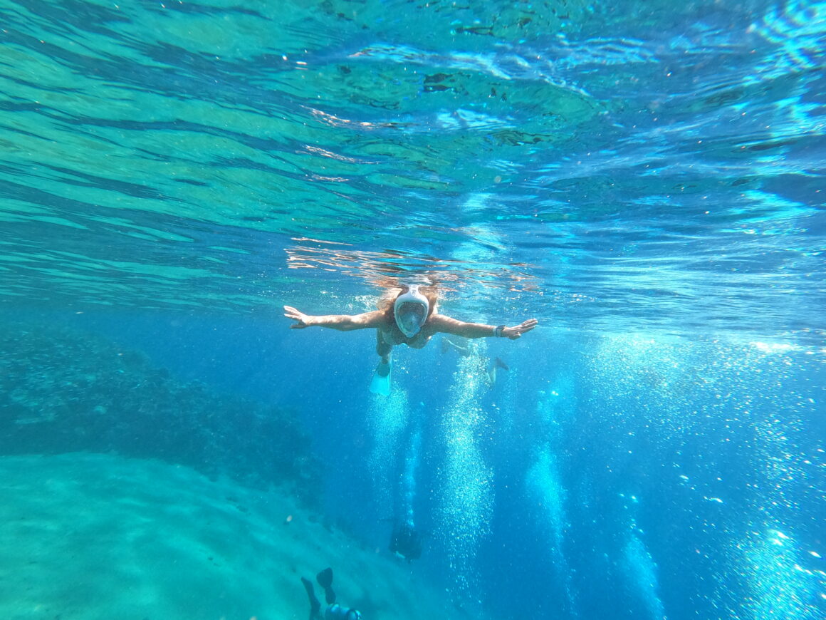 Podwodne jacuzzi 🫧😌 Bąbelki od nurków, światło i kompletna cisza w głowie. Trudno się dziwić, że nie chce się wracać na powierzchnię.