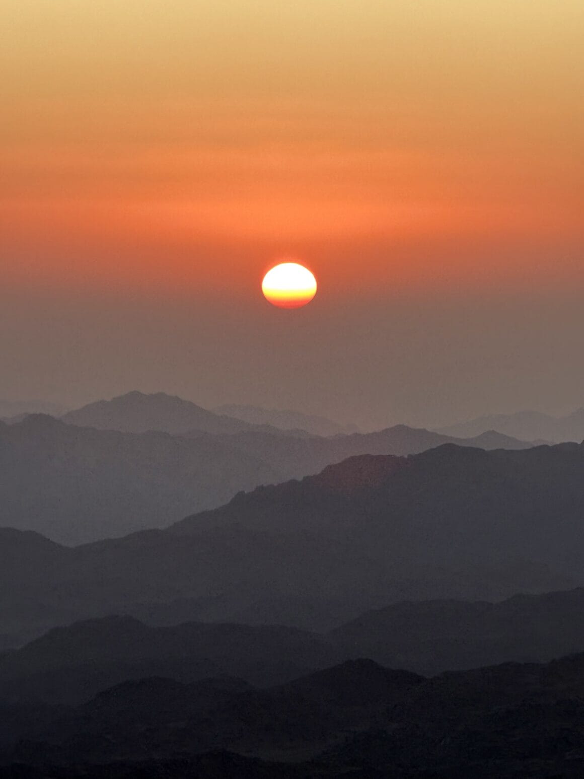 No dobra… jednak warto było wstać 🌅 Ten moment, kiedy słońce pojawia się dokładnie tam, gdzie powinno. Bez efektów specjalnych, bez fajerwerków — a i tak robi robotę lepszą niż kawa.