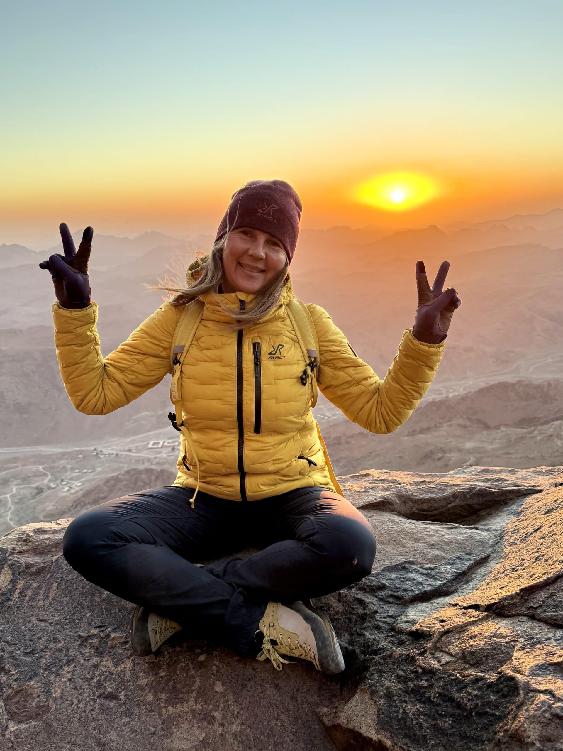 Jeszcze noc… a już dobrze ☀️✌️ Siedzę, oddycham i mam wrażenie, że świat jeszcze nie wie, że za chwilę zacznie się nowy dzień. Cisza jest miękka, chłód przyjemny, a głowa w trybie: nie analizuj, patrz.