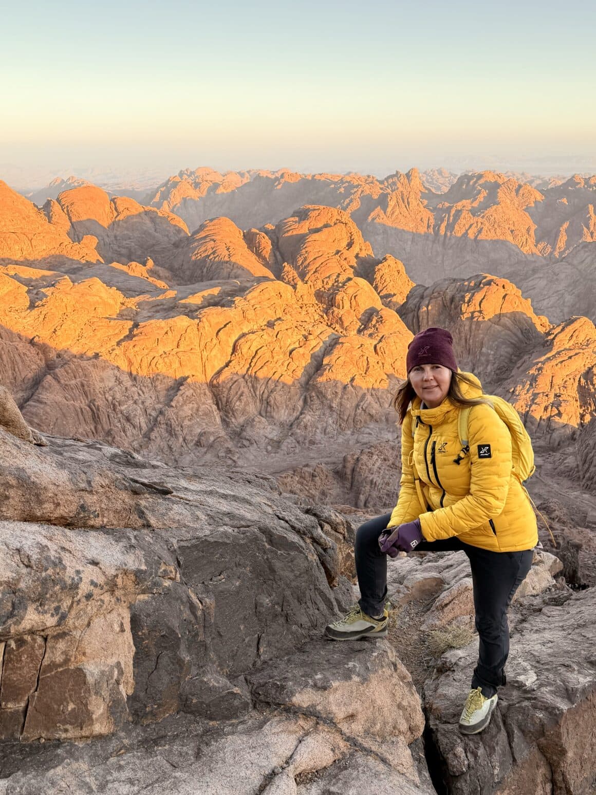 Złota godzina, wersja deluxe ✨ Góry nagle zmieniają kolor, jakby ktoś podkręcił kontrast. Jeszcze chwilę temu szarość, a teraz złoto. I człowiek siedzi pośrodku tego wszystkiego, trochę z niedowierzaniem.