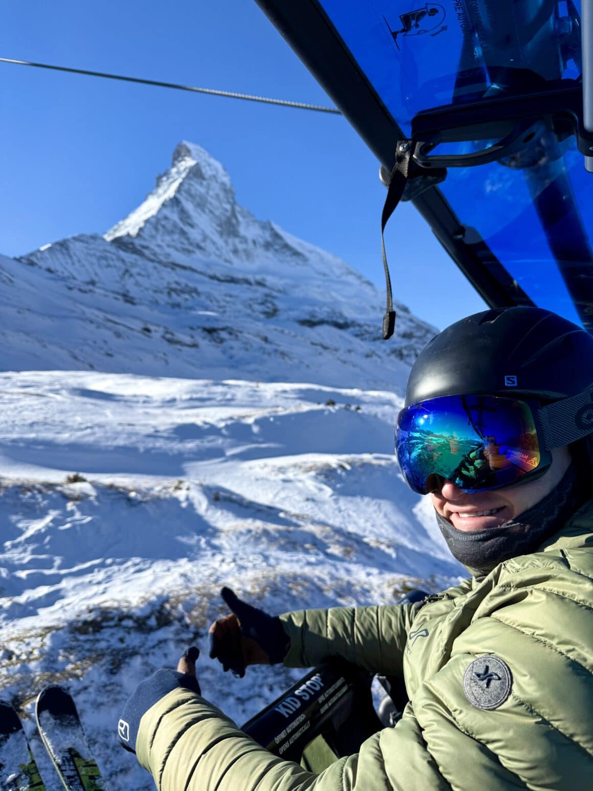 Są poranki, które zaczynają się kawą.
I są takie, które zaczynają się widokiem na Matterhorn jeszcze zanim zapniesz narty.
Zermatt od razu ustawia poprzeczkę wysoko ⛰️