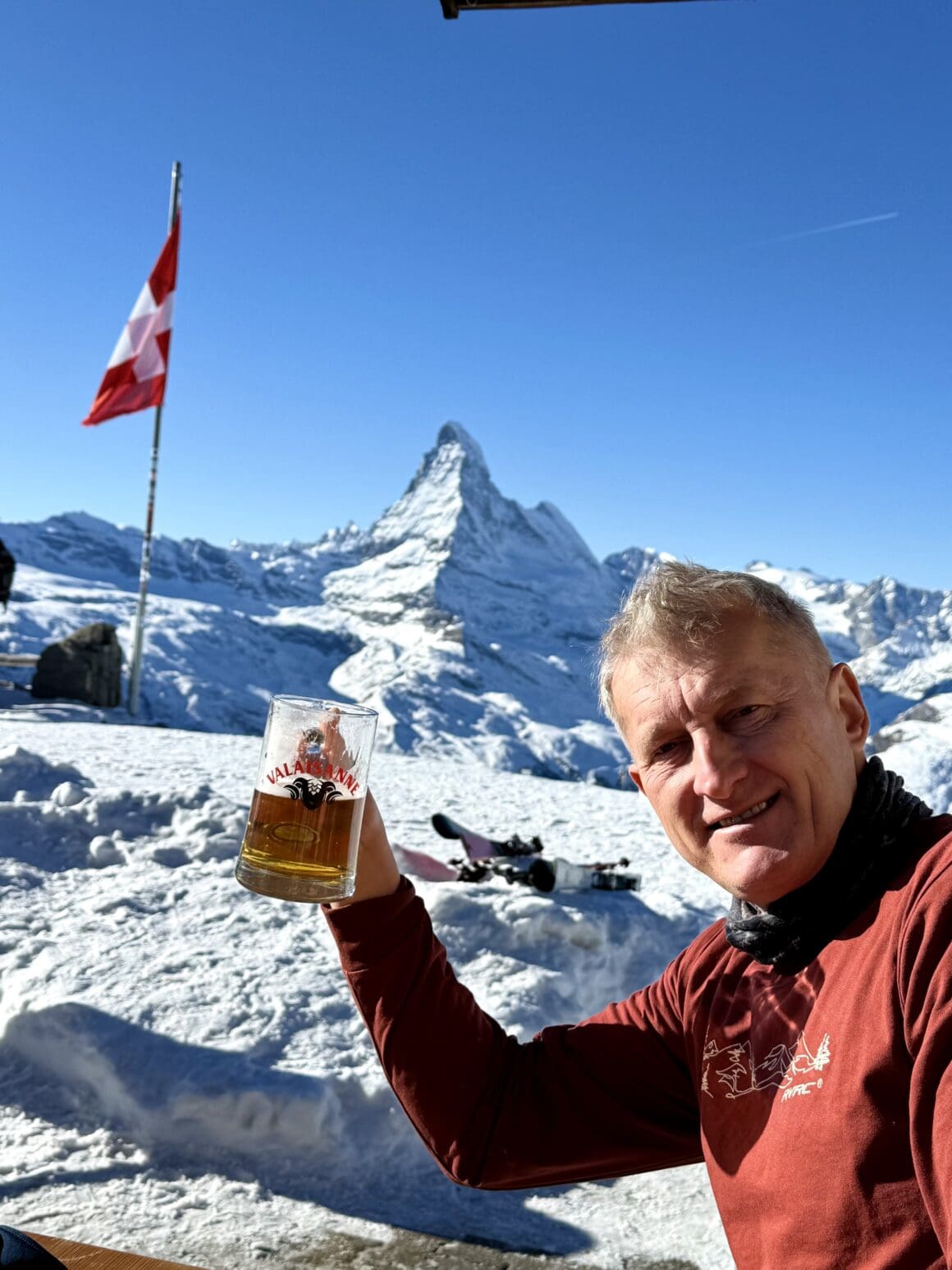 Po całym dniu na nartach nagrody smakują lepiej.
Zwłaszcza gdy w tle stoi góra, która przez cały dzień pilnowała tras.