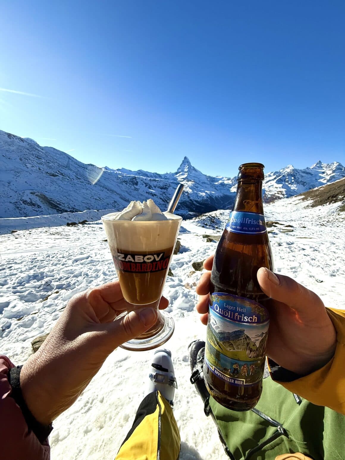 Słońce, śnieg, narty oparte obok
i ten moment, kiedy dzień zwalnia idealnie w punkt.
W Zermatt nawet przerwa smakuje lepiej.