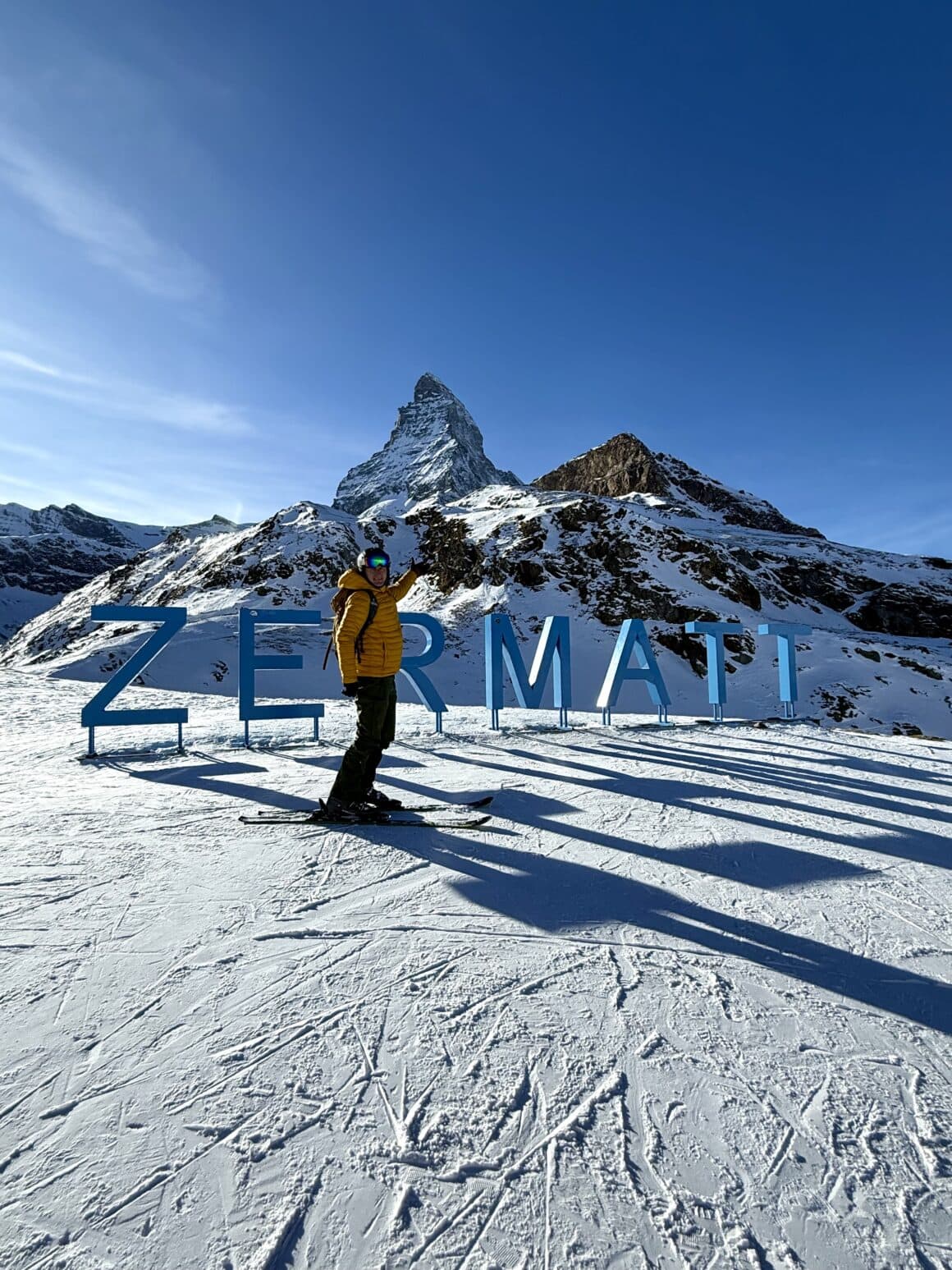 Są miejsca, które witają spokojnie.
Zermatt wita od razu ikoną Alp.
Pierwsze spojrzenie na Matterhorn i już wiesz, że to nie będzie zwykły dzień na nartach ⛰️