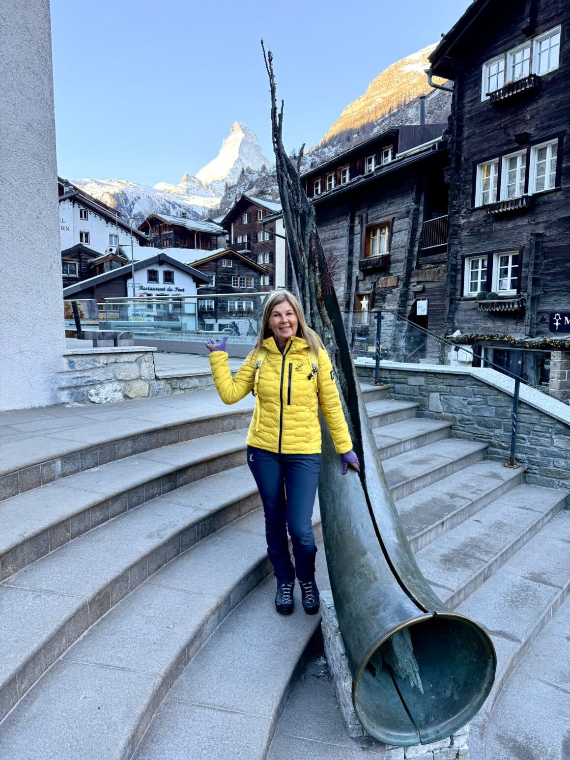 Miedziana rzeźba w kształcie trąby
stoi sobie między schodami jakby była tu od zawsze.
W Zermatt nawet takie detale
nie potrzebują podpisu.