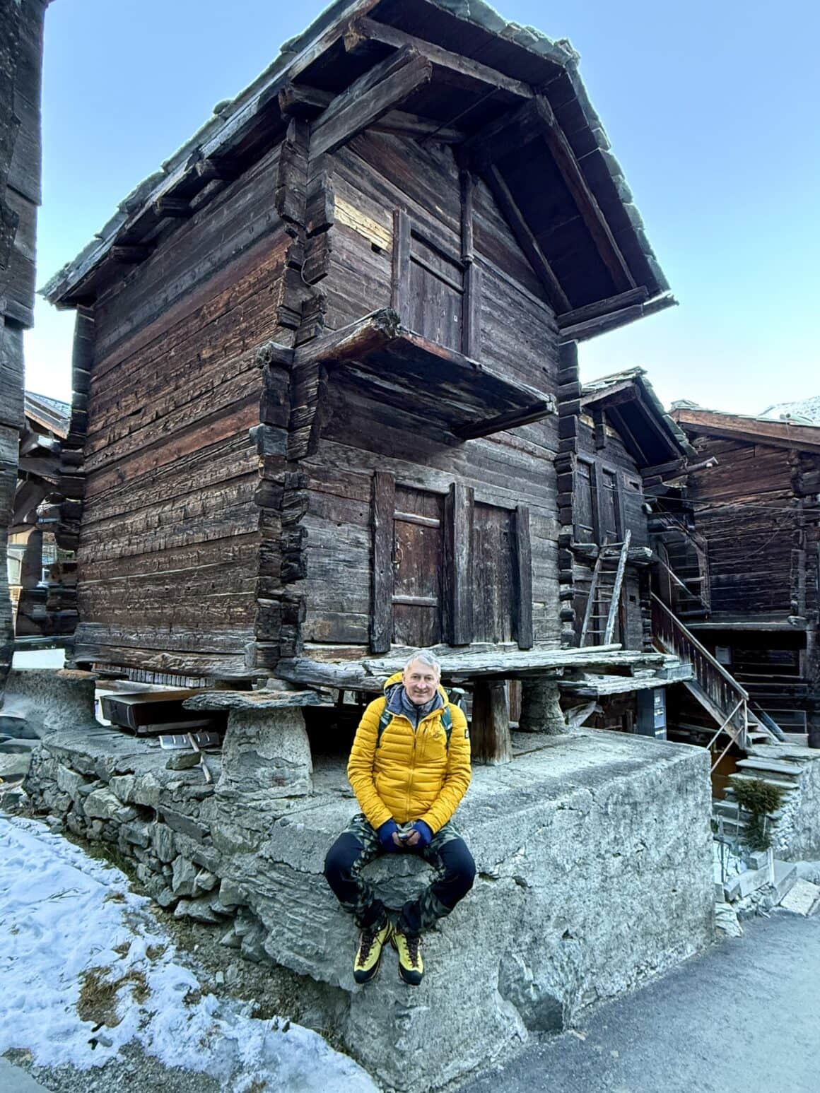 To dawne spichlerze na żywność.
Kamienne „talerze” pod konstrukcją miały zatrzymać gryzonie.
Proste rozwiązanie, genialna skuteczność.